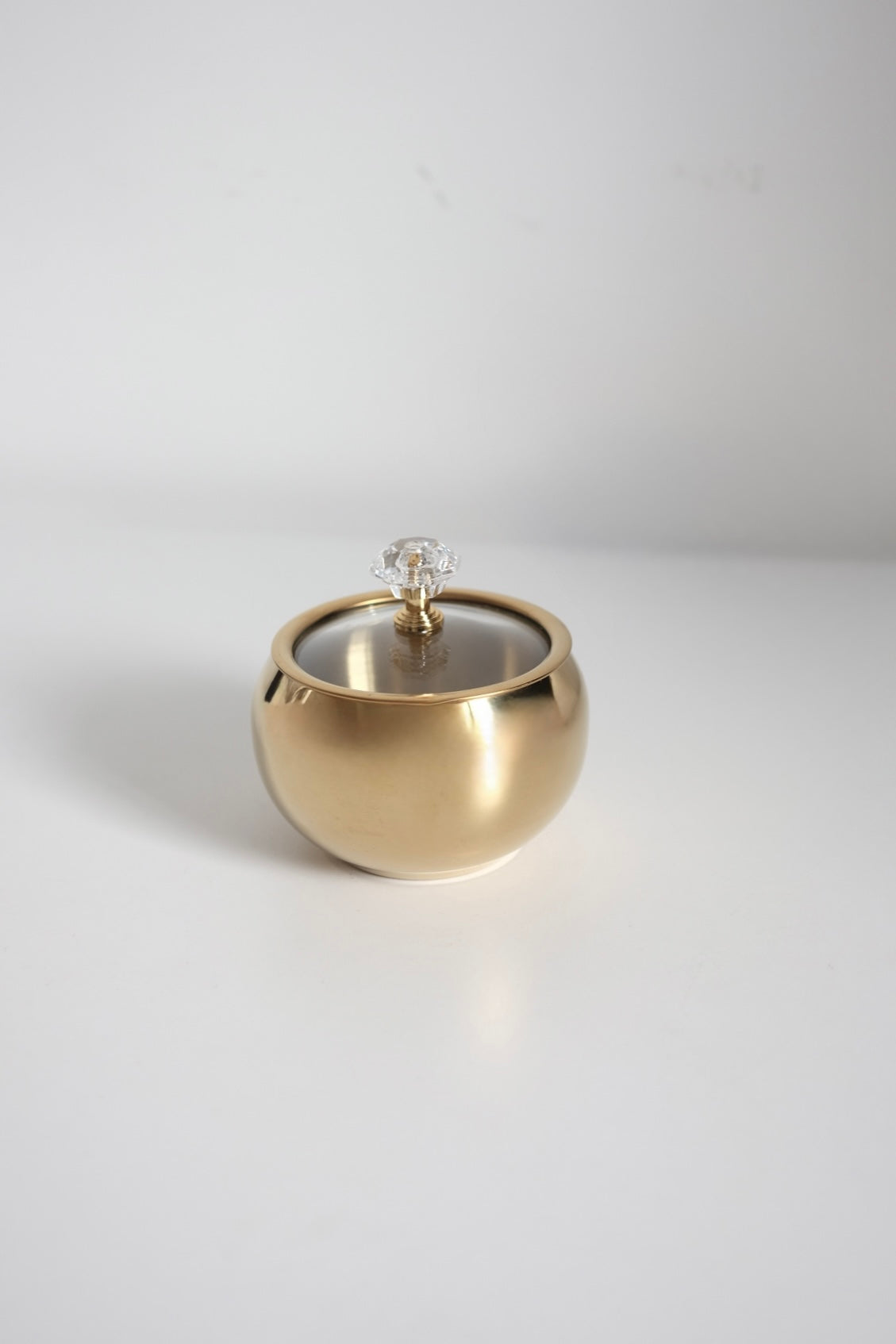 מיכל סוכר עם מכסה זכוכית בגוון וינטגי אלגנטי ויוקרתי. מושלם לשימוש כקערת דבש, מלח, ממתקים ופולי קפה. אביזרי אחסון למטבח בסגנון ארופאי משובח. הכלי מיוחד בצורת כדור במראה קלאסי ואלגנטי. צנצנת מושלמת לאחסון סוכר, דבש, פולי קפה. שמתאים לשולחן חג, לאירוח חגיגי או כמתנה יוקרתית. העיצוב בסגנון רטרו אירופאי אשר נראה כתכשיט נדיר דקורטיבי למטבח מודרני. קולקציית אקססוריז מיוחדים לבית ורעיונות לעיצוב מטבח וינטג יוקרתי. פריטי אספנות למטבח לפסח,השראה לשולחן חג פסח,עיצוב שולחן ליל הסדר וינטג, שולחן חג בסגנון אירופאי קלאסי