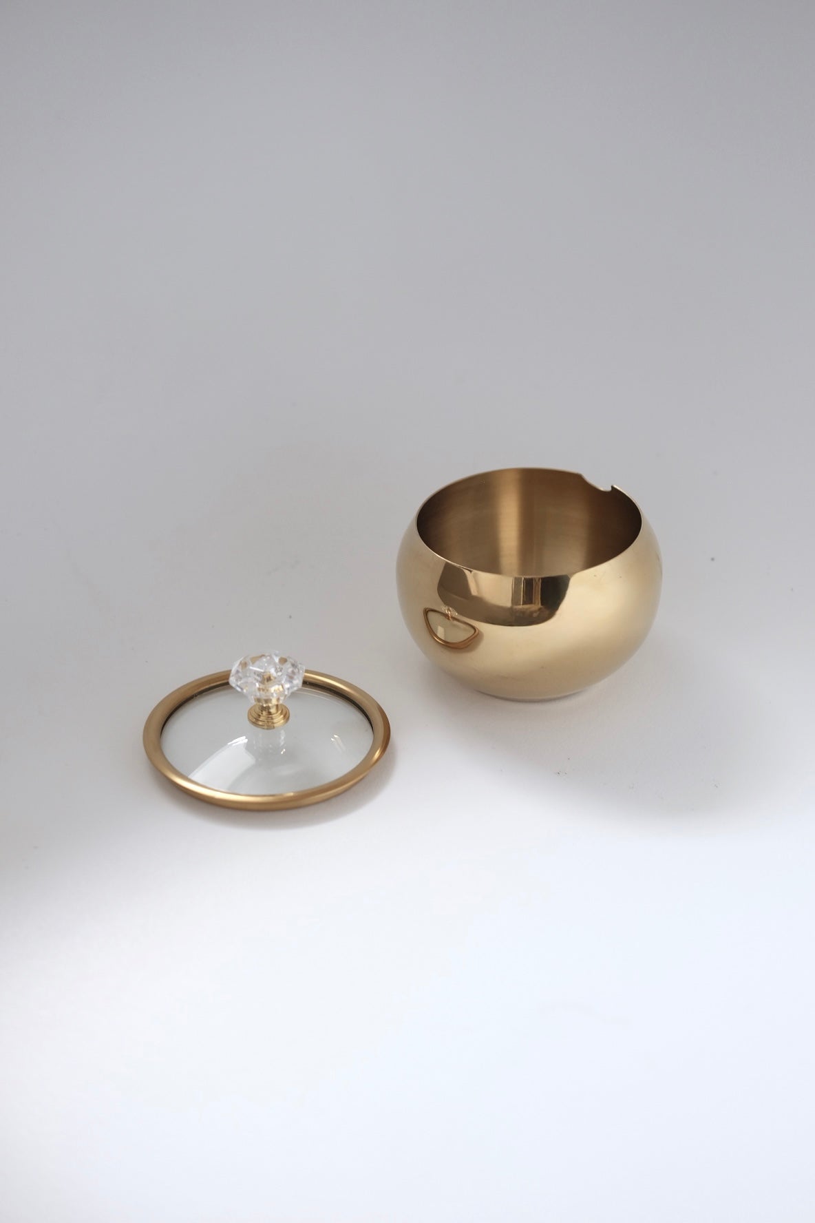 מיכל סוכר עם מכסה זכוכית בגוון וינטגי אלגנטי ויוקרתי. מושלם לשימוש כקערת דבש, מלח, ממתקים ופולי קפה. אביזרי אחסון למטבח בסגנון ארופאי משובח. הכלי מיוחד בצורת כדור במראה קלאסי ואלגנטי. צנצנת מושלמת לאחסון סוכר, דבש, פולי קפה. שמתאים לשולחן חג, לאירוח חגיגי או כמתנה יוקרתית. העיצוב בסגנון רטרו אירופאי אשר נראה כתכשיט נדיר דקורטיבי למטבח מודרני. קולקציית אקססוריז מיוחדים לבית ורעיונות לעיצוב מטבח וינטג יוקרתי. פריטי אספנות למטבח לפסח,השראה לשולחן חג פסח,עיצוב שולחן ליל הסדר וינטג, שולחן חג בסגנון אירופאי קלאסי