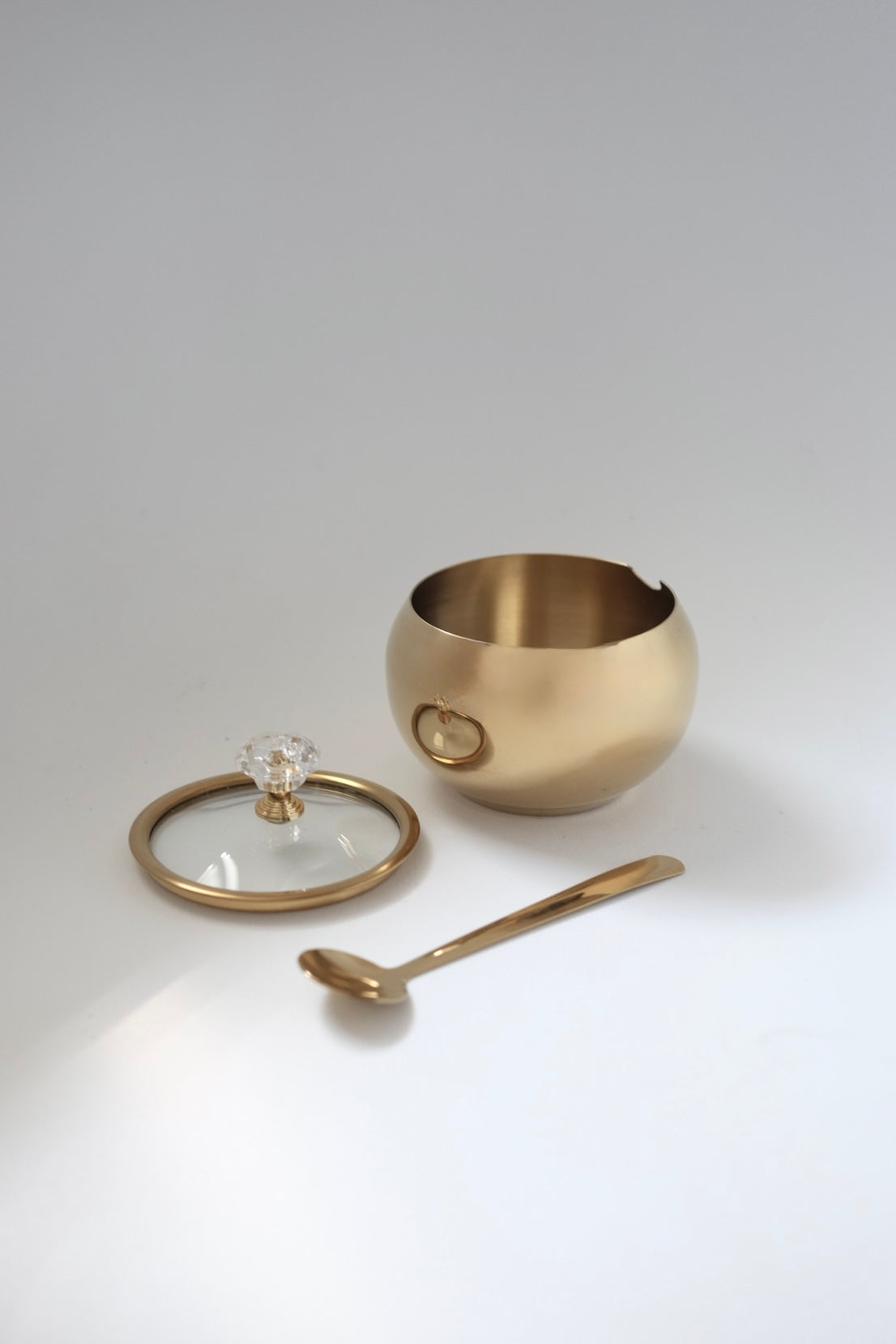 מיכל סוכר עם מכסה זכוכית בגוון וינטגי אלגנטי ויוקרתי. מושלם לשימוש כקערת דבש, מלח, ממתקים ופולי קפה. אביזרי אחסון למטבח בסגנון ארופאי משובח. הכלי מיוחד בצורת כדור במראה קלאסי ואלגנטי. צנצנת מושלמת לאחסון סוכר, דבש, פולי קפה. שמתאים לשולחן חג, לאירוח חגיגי או כמתנה יוקרתית. העיצוב בסגנון רטרו אירופאי אשר נראה כתכשיט נדיר דקורטיבי למטבח מודרני. קולקציית אקססוריז מיוחדים לבית ורעיונות לעיצוב מטבח וינטג יוקרתי. פריטי אספנות למטבח לפסח,השראה לשולחן חג פסח,עיצוב שולחן ליל הסדר וינטג, שולחן חג בסגנון אירופאי קלאסי