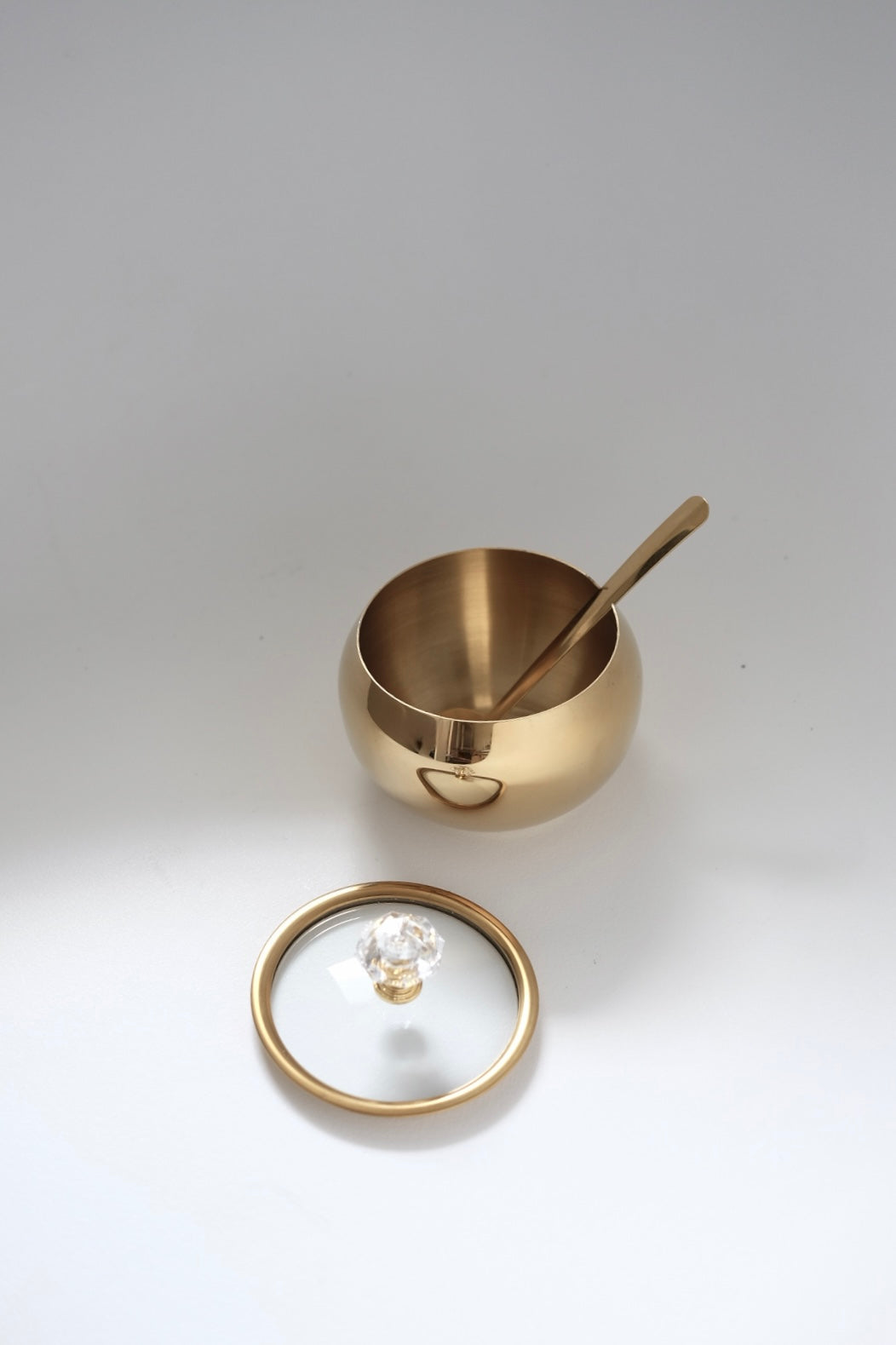 מיכל סוכר עם מכסה זכוכית בגוון וינטגי אלגנטי ויוקרתי. מושלם לשימוש כקערת דבש, מלח, ממתקים ופולי קפה. אביזרי אחסון למטבח בסגנון ארופאי משובח. הכלי מיוחד בצורת כדור במראה קלאסי ואלגנטי. צנצנת מושלמת לאחסון סוכר, דבש, פולי קפה. שמתאים לשולחן חג, לאירוח חגיגי או כמתנה יוקרתית. העיצוב בסגנון רטרו אירופאי אשר נראה כתכשיט נדיר דקורטיבי למטבח מודרני. קולקציית אקססוריז מיוחדים לבית ורעיונות לעיצוב מטבח וינטג יוקרתי. פריטי אספנות למטבח לפסח,השראה לשולחן חג פסח,עיצוב שולחן ליל הסדר וינטג, שולחן חג בסגנון אירופאי קלאסי