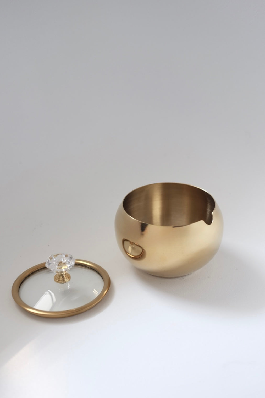 מיכל סוכר עם מכסה זכוכית בגוון וינטגי אלגנטי ויוקרתי. מושלם לשימוש כקערת דבש, מלח, ממתקים ופולי קפה. אביזרי אחסון למטבח בסגנון ארופאי משובח. הכלי מיוחד בצורת כדור במראה קלאסי ואלגנטי. צנצנת מושלמת לאחסון סוכר, דבש, פולי קפה. שמתאים לשולחן חג, לאירוח חגיגי או כמתנה יוקרתית. העיצוב בסגנון רטרו אירופאי אשר נראה כתכשיט נדיר דקורטיבי למטבח מודרני. קולקציית אקססוריז מיוחדים לבית ורעיונות לעיצוב מטבח וינטג יוקרתי. פריטי אספנות למטבח לפסח,השראה לשולחן חג פסח,עיצוב שולחן ליל הסדר וינטג, שולחן חג בסגנון אירופאי קלאסי