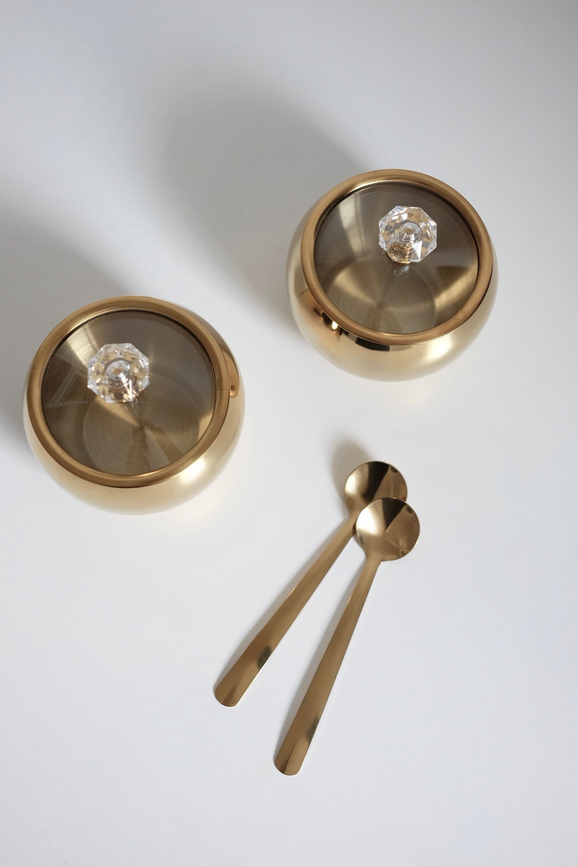 סט כלי אחסון סוכר בסגנון וינטג׳ יוקרתי עם מכסה זכוכית וזוג כפיות אלגנטי בגימור זהב, 2 יחידות צנצנת בצבע זהב בסגנון וינטגי אירופאי עם מכסה וזוג כפיות. סט מושלם למטבח ככלי אחסון לסוכר, דבש, מיכל מלח או צנצנת אחסון לשולחן אירוח והגשה, מתנות לחג לבית חדש, מתנות עם משמעות לפסח, מתנות עם סיפור, מתנה שמרגשת באמת, מתנות לאנשים שאוהבים עיצוב, מתנות לאוהבי וינטג׳, מתנה לאירוח בלתי נשכח, מתנות יוקרה להבית, מתנות עם אופי ואישיות, רעיונות למתנות ייחודיות לחג, מתנות עם היסטוריה, פריטים מיוחדים לבית ומתנה שהיא חוויה, מתנה