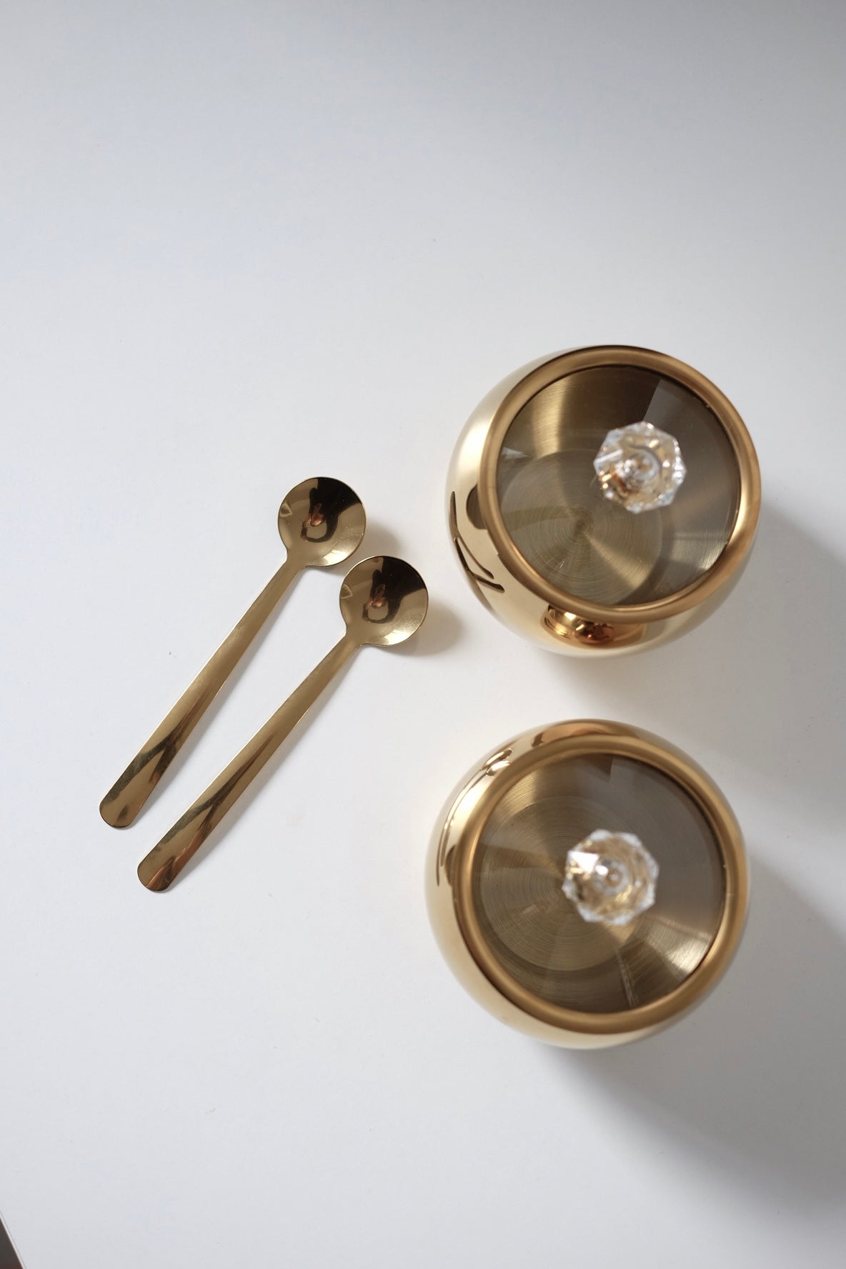 סט כלי אחסון סוכר בסגנון וינטג׳ יוקרתי עם מכסה זכוכית וזוג כפיות אלגנטי בגימור זהב, 2 יחידות צנצנת בצבע זהב בסגנון וינטגי אירופאי עם מכסה וזוג כפיות. סט מושלם למטבח ככלי אחסון לסוכר, דבש, מיכל מלח או צנצנת אחסון לשולחן אירוח והגשה, מתנות לחג לבית חדש, מתנות עם משמעות לפסח, מתנות עם סיפור, מתנה שמרגשת באמת, מתנות לאנשים שאוהבים עיצוב, מתנות לאוהבי וינטג׳, מתנה לאירוח בלתי נשכח, מתנות יוקרה להבית, מתנות עם אופי ואישיות, רעיונות למתנות ייחודיות לחג, מתנות עם היסטוריה, פריטים מיוחדים לבית ומתנה שהיא חוויה, מתנה