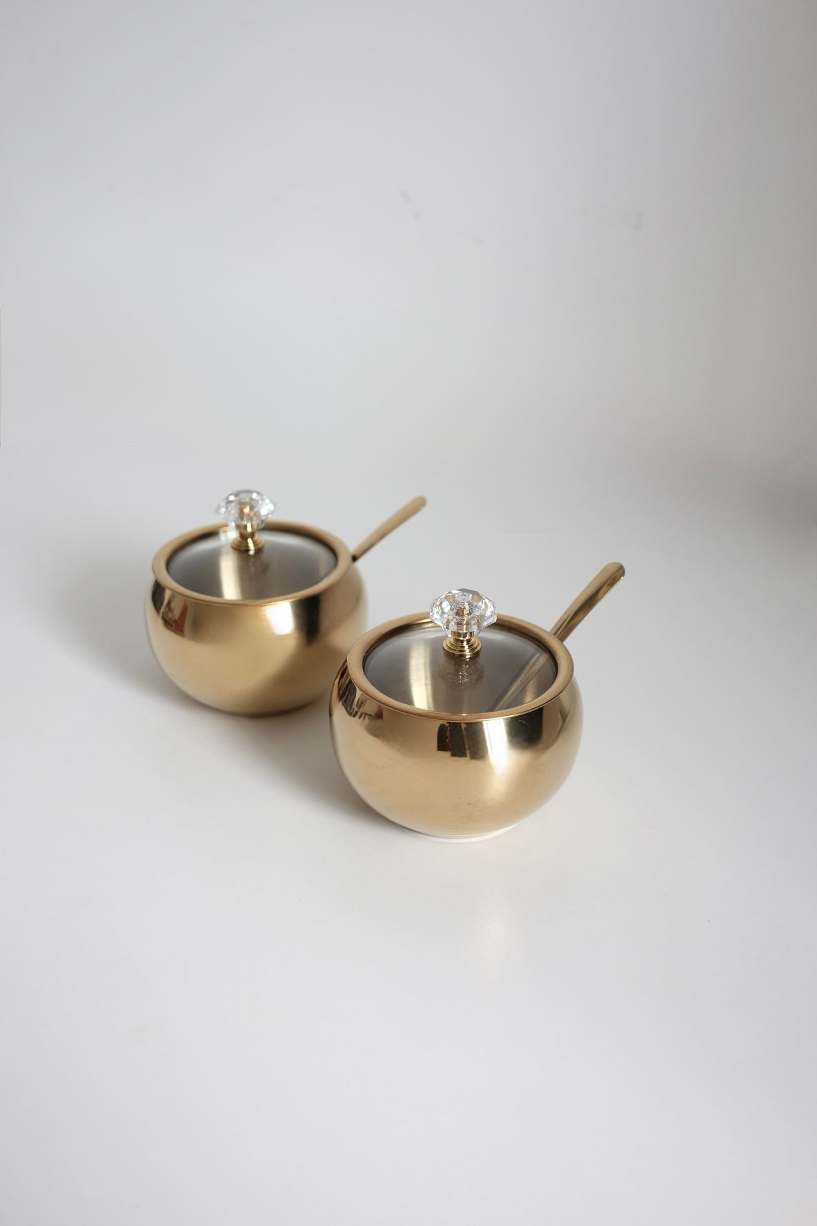 סט כלי אחסון סוכר בסגנון וינטג׳ יוקרתי עם מכסה זכוכית וזוג כפיות אלגנטי בגימור זהב, 2 יחידות צנצנת בצבע זהב בסגנון וינטגי אירופאי עם מכסה וזוג כפיות. סט מושלם למטבח ככלי אחסון לסוכר, דבש, מיכל מלח או צנצנת אחסון לשולחן אירוח והגשה, מתנות לחג לבית חדש, מתנות עם משמעות לפסח, מתנות עם סיפור, מתנה שמרגשת באמת, מתנות לאנשים שאוהבים עיצוב, מתנות לאוהבי וינטג׳, מתנה לאירוח בלתי נשכח, מתנות יוקרה להבית, מתנות עם אופי ואישיות, רעיונות למתנות ייחודיות לחג, מתנות עם היסטוריה, פריטים מיוחדים לבית ומתנה שהיא חוויה, מתנה