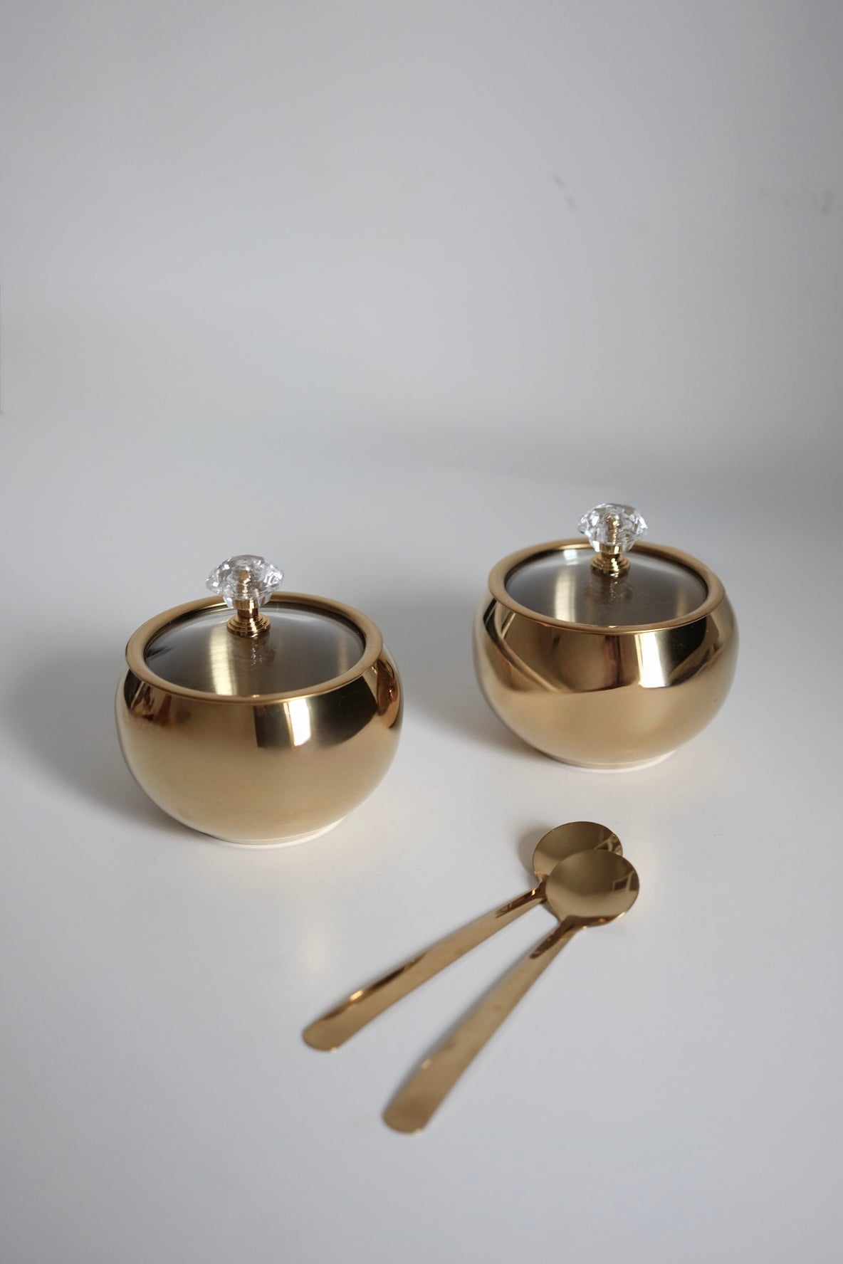 סט כלי אחסון סוכר בסגנון וינטג׳ יוקרתי עם מכסה זכוכית וזוג כפיות אלגנטי בגימור זהב, 2 יחידות צנצנת בצבע זהב בסגנון וינטגי אירופאי עם מכסה וזוג כפיות. סט מושלם למטבח ככלי אחסון לסוכר, דבש, מיכל מלח או צנצנת אחסון לשולחן אירוח והגשה, מתנות לחג לבית חדש, מתנות עם משמעות לפסח, מתנות עם סיפור, מתנה שמרגשת באמת, מתנות לאנשים שאוהבים עיצוב, מתנות לאוהבי וינטג׳, מתנה לאירוח בלתי נשכח, מתנות יוקרה להבית, מתנות עם אופי ואישיות, רעיונות למתנות ייחודיות לחג, מתנות עם היסטוריה, פריטים מיוחדים לבית ומתנה שהיא חוויה, מתנה