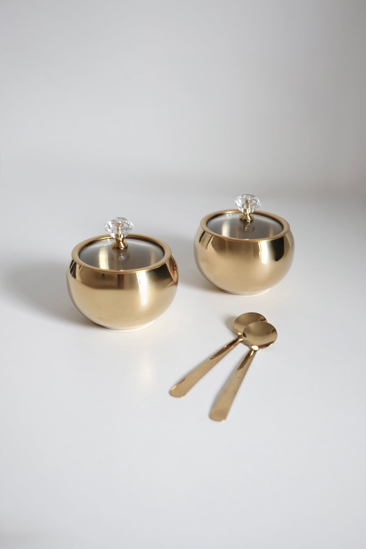 סט כלי אחסון סוכר בסגנון וינטג׳ יוקרתי עם מכסה זכוכית וזוג כפיות אלגנטי בגימור זהב, 2 יחידות צנצנת בצבע זהב בסגנון וינטגי אירופאי עם מכסה וזוג כפיות. סט מושלם למטבח ככלי אחסון לסוכר, דבש, מיכל מלח או צנצנת אחסון לשולחן אירוח והגשה, מתנות לחג לבית חדש, מתנות עם משמעות לפסח, מתנות עם סיפור, מתנה שמרגשת באמת, מתנות לאנשים שאוהבים עיצוב, מתנות לאוהבי וינטג׳, מתנה לאירוח בלתי נשכח, מתנות יוקרה להבית, מתנות עם אופי ואישיות, רעיונות למתנות ייחודיות לחג, מתנות עם היסטוריה, פריטים מיוחדים לבית ומתנה שהיא חוויה, מתנה