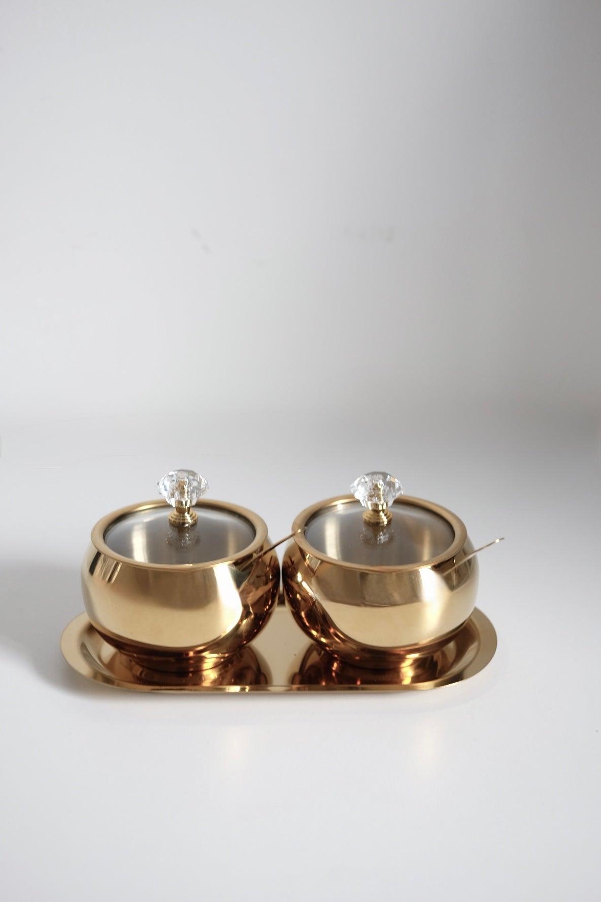 סט כלי אחסון סוכר בסגנון וינטג׳ יוקרתי עם מכסה זכוכית וזוג כפיות אלגנטי בגימור זהב, 2 יחידות צנצנת בצבע זהב בסגנון וינטגי אירופאי עם מכסה וזוג כפיות. סט מושלם למטבח ככלי אחסון לסוכר, דבש, מיכל מלח או צנצנת אחסון לשולחן אירוח והגשה, מתנות לחג לבית חדש, מתנות עם משמעות לפסח, מתנות עם סיפור, מתנה שמרגשת באמת, מתנות לאנשים שאוהבים עיצוב, מתנות לאוהבי וינטג׳, מתנה לאירוח בלתי נשכח, מתנות יוקרה להבית, מתנות עם אופי ואישיות, רעיונות למתנות ייחודיות לחג, מתנות עם היסטוריה, פריטים מיוחדים לבית ומתנה שהיא חוויה, מתנה