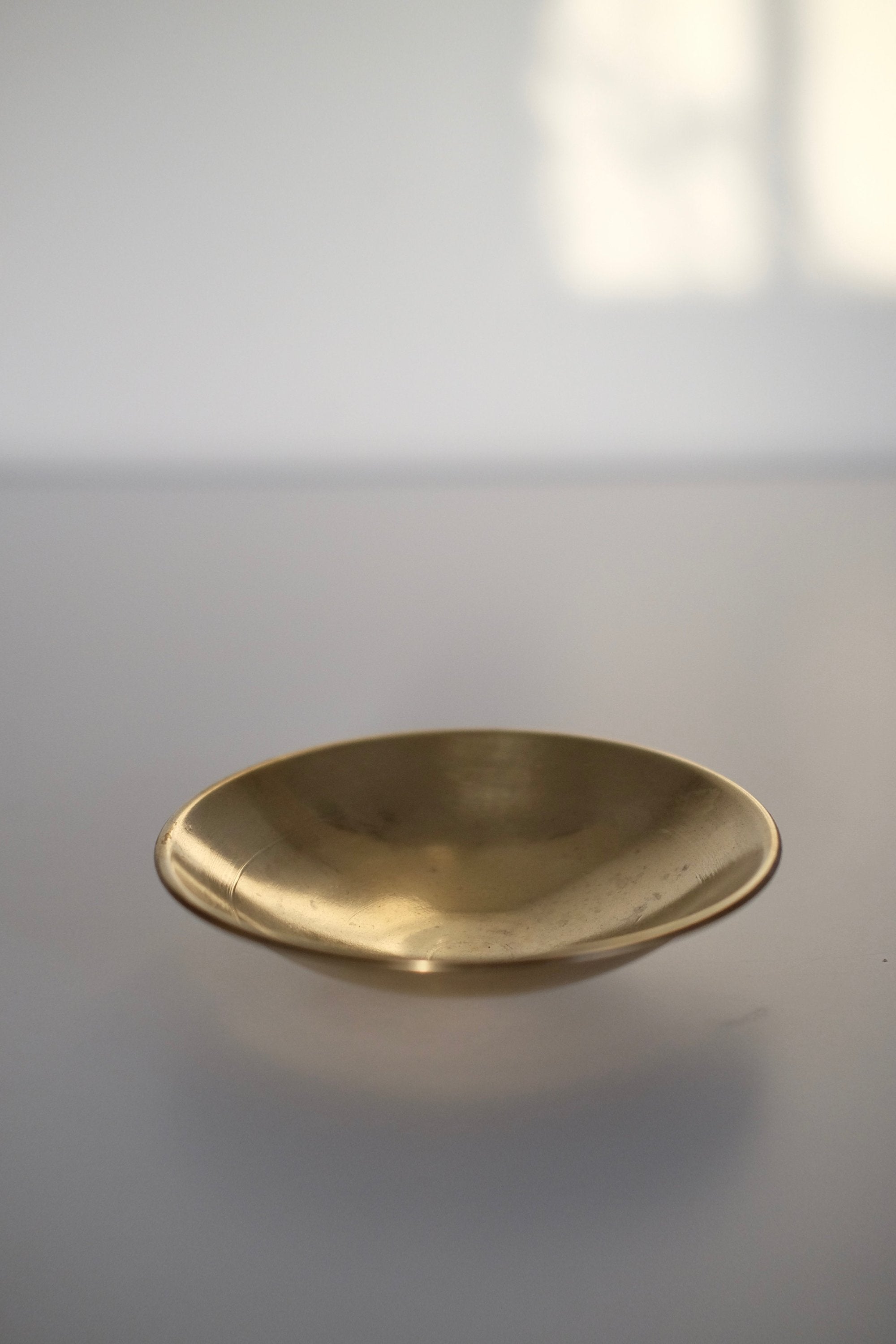 קערת פליז קטנה להגשה או תכשיטים, קערה פליז דקורטיבית יפה ואלגנטית, צלחת פליז מתאימה להגשת, תכשיטים או פריט נוי לעיצוב בית, ניתן להשתמש כצלוחית לתכשיטים, סבוניה, כחלק מדקור לסלון, כלי עיצוב לחדר שינה או אמבטיה,פריט נדיר לאוהבי קפה בסטייל ופרטי מטבח מיוחדים, כלי בית וינטאג׳,פרטי נוי מיוחדים,אקססוריז לעיצוב בית,אקססוריז לבית אונליין,אקססוריז לבית יוקרתי,דברים יפים לבית,פריטי וינטאג למטבח,כלי בית וינטג׳,עיצוב בית יוקרתי,חנות עיצוב לבית,כלי בית מיוחדים ומעוצבים,אקססוריז יפים ומיוחדים לבית,עיצוב לבית מושלם עם סט