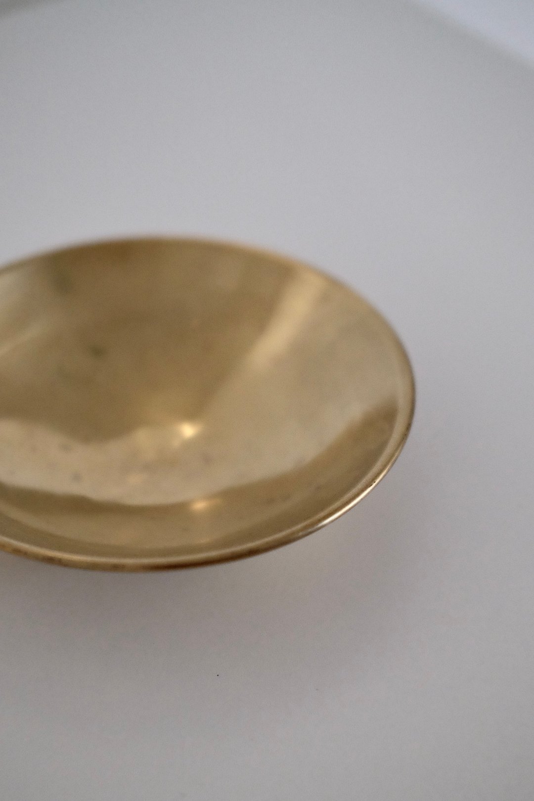 קערת פליז קטנה להגשה או תכשיטים, קערה פליז דקורטיבית יפה ואלגנטית, צלחת פליז מתאימה להגשת, תכשיטים או פריט נוי לעיצוב בית, ניתן להשתמש כצלוחית לתכשיטים, סבוניה, כחלק מדקור לסלון, כלי עיצוב לחדר שינה או אמבטיה,פריט נדיר לאוהבי קפה בסטייל ופרטי מטבח מיוחדים, כלי בית וינטאג׳,פרטי נוי מיוחדים,אקססוריז לעיצוב בית,אקססוריז לבית אונליין,אקססוריז לבית יוקרתי,דברים יפים לבית,פריטי וינטאג למטבח,כלי בית וינטג׳,עיצוב בית יוקרתי,חנות עיצוב לבית,כלי בית מיוחדים ומעוצבים,אקססוריז יפים ומיוחדים לבית,עיצוב לבית מושלם עם סט