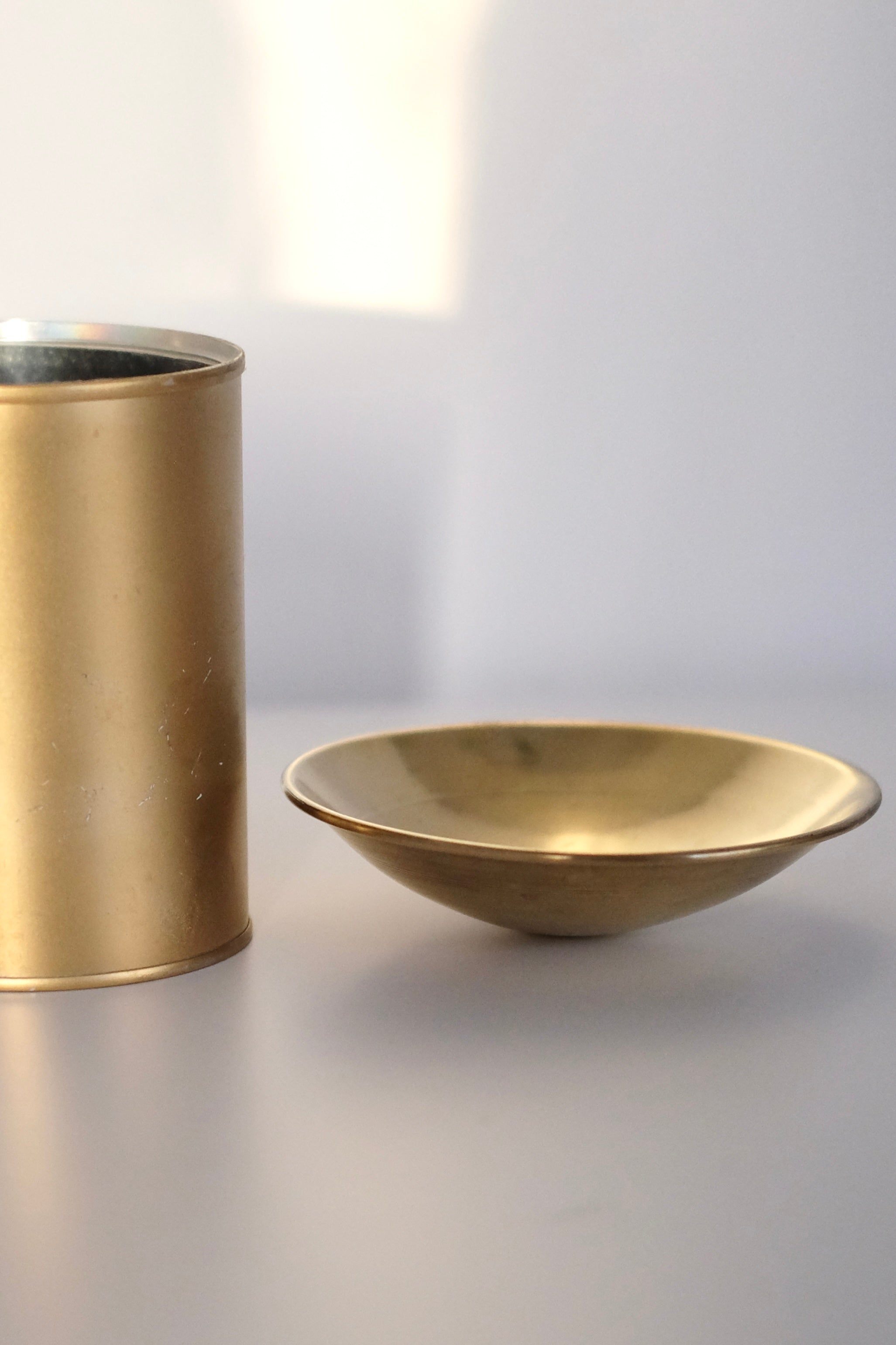 קערת פליז קטנה להגשה או תכשיטים, קערה פליז דקורטיבית יפה ואלגנטית, צלחת פליז מתאימה להגשת, תכשיטים או פריט נוי לעיצוב בית, ניתן להשתמש כצלוחית לתכשיטים, סבוניה, כחלק מדקור לסלון, כלי עיצוב לחדר שינה או אמבטיה,פריט נדיר לאוהבי קפה בסטייל ופרטי מטבח מיוחדים, כלי בית וינטאג׳,פרטי נוי מיוחדים,אקססוריז לעיצוב בית,אקססוריז לבית אונליין,אקססוריז לבית יוקרתי,דברים יפים לבית,פריטי וינטאג למטבח,כלי בית וינטג׳,עיצוב בית יוקרתי,חנות עיצוב לבית,כלי בית מיוחדים ומעוצבים,אקססוריז יפים ומיוחדים לבית,עיצוב לבית מושלם עם סט