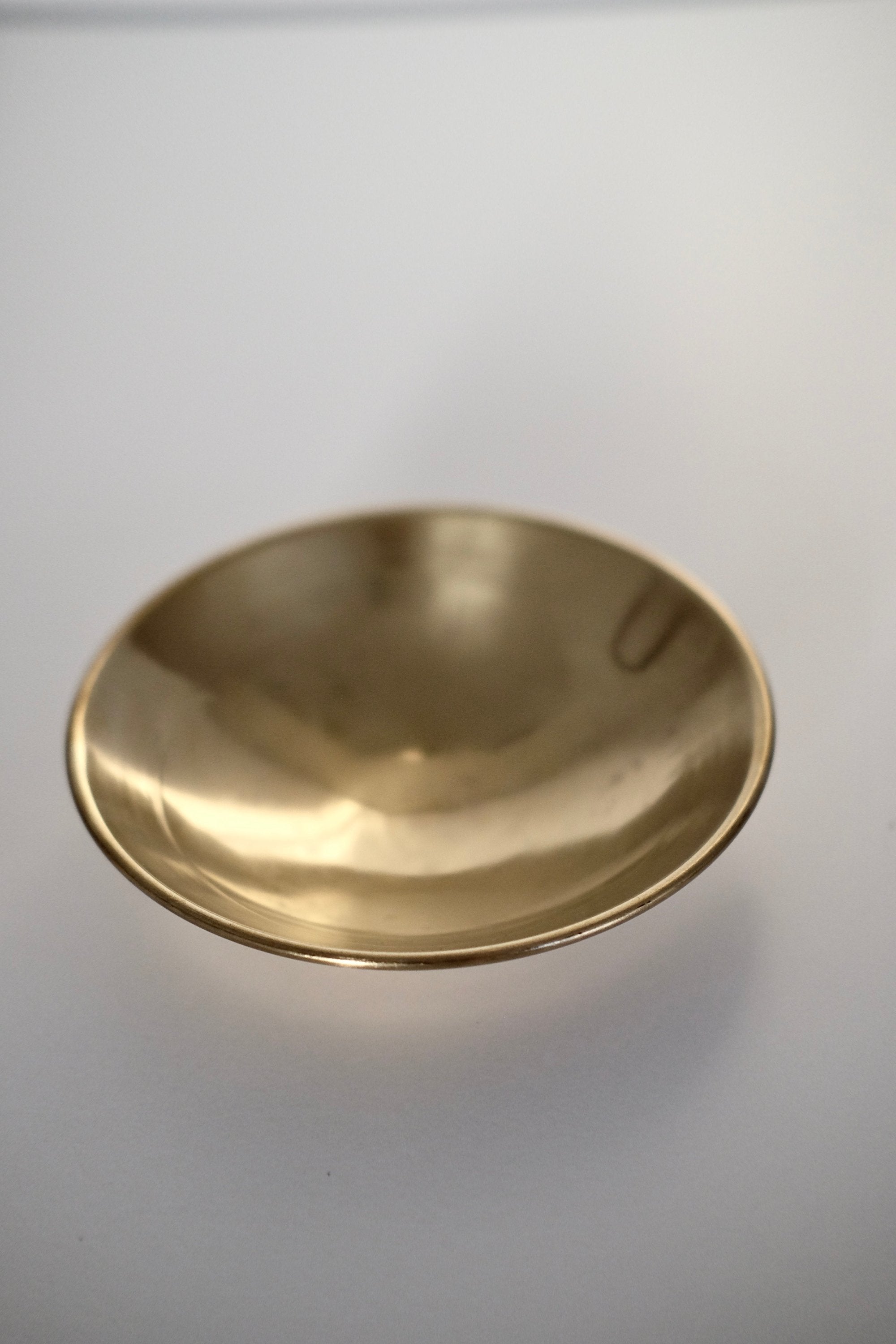 קערת פליז קטנה להגשה או תכשיטים, קערה פליז דקורטיבית יפה ואלגנטית, צלחת פליז מתאימה להגשת, תכשיטים או פריט נוי לעיצוב בית, ניתן להשתמש כצלוחית לתכשיטים, סבוניה, כחלק מדקור לסלון, כלי עיצוב לחדר שינה או אמבטיה,פריט נדיר לאוהבי קפה בסטייל ופרטי מטבח מיוחדים, כלי בית וינטאג׳,פרטי נוי מיוחדים,אקססוריז לעיצוב בית,אקססוריז לבית אונליין,אקססוריז לבית יוקרתי,דברים יפים לבית,פריטי וינטאג למטבח,כלי בית וינטג׳,עיצוב בית יוקרתי,חנות עיצוב לבית,כלי בית מיוחדים ומעוצבים,אקססוריז יפים ומיוחדים לבית,עיצוב לבית מושלם עם סט