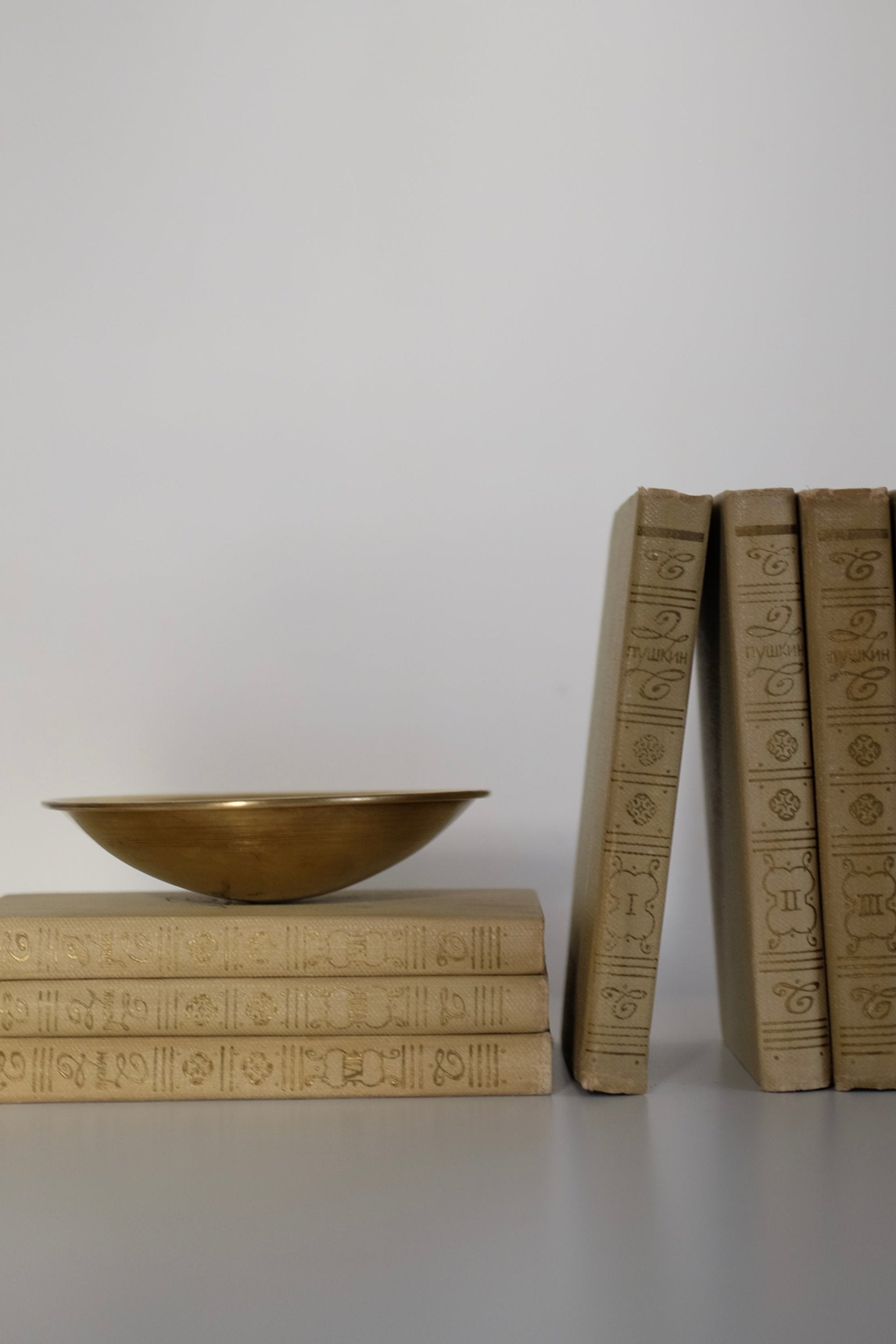 קערת פליז קטנה להגשה או תכשיטים, קערה פליז דקורטיבית יפה ואלגנטית, צלחת פליז מתאימה להגשת, תכשיטים או פריט נוי לעיצוב בית, ניתן להשתמש כצלוחית לתכשיטים, סבוניה, כחלק מדקור לסלון, כלי עיצוב לחדר שינה או אמבטיה,פריט נדיר לאוהבי קפה בסטייל ופרטי מטבח מיוחדים, כלי בית וינטאג׳,פרטי נוי מיוחדים,אקססוריז לעיצוב בית,אקססוריז לבית אונליין,אקססוריז לבית יוקרתי,דברים יפים לבית,פריטי וינטאג למטבח,כלי בית וינטג׳,עיצוב בית יוקרתי,חנות עיצוב לבית,כלי בית מיוחדים ומעוצבים,אקססוריז יפים ומיוחדים לבית,עיצוב לבית מושלם עם סט