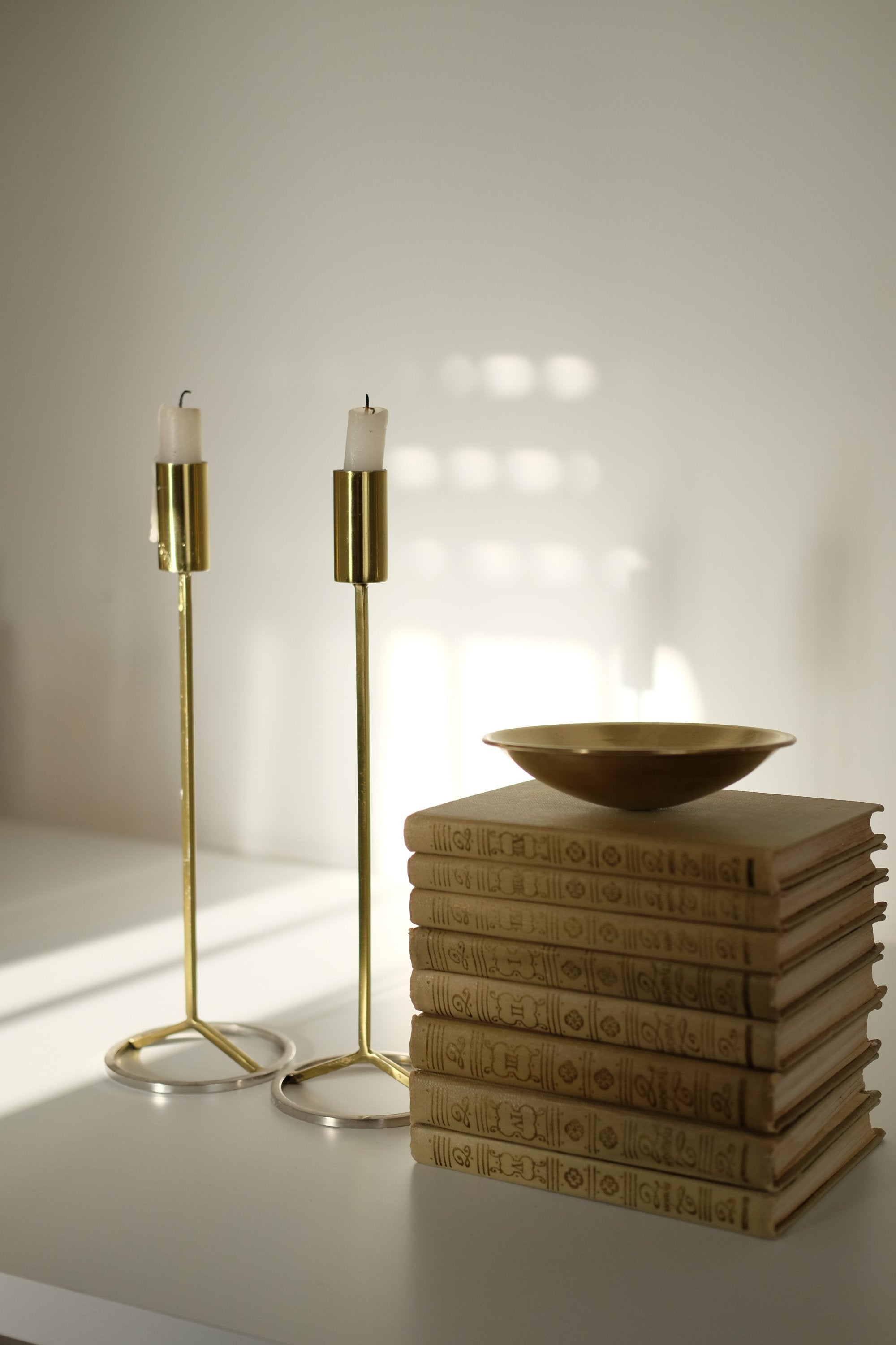 קערת פליז קטנה להגשה או תכשיטים, קערה פליז דקורטיבית יפה ואלגנטית, צלחת פליז מתאימה להגשת, תכשיטים או פריט נוי לעיצוב בית, ניתן להשתמש כצלוחית לתכשיטים, סבוניה, כחלק מדקור לסלון, כלי עיצוב לחדר שינה או אמבטיה,פריט נדיר לאוהבי קפה בסטייל ופרטי מטבח מיוחדים, כלי בית וינטאג׳,פרטי נוי מיוחדים,אקססוריז לעיצוב בית,אקססוריז לבית אונליין,אקססוריז לבית יוקרתי,דברים יפים לבית,פריטי וינטאג למטבח,כלי בית וינטג׳,עיצוב בית יוקרתי,חנות עיצוב לבית,כלי בית מיוחדים ומעוצבים,אקססוריז יפים ומיוחדים לבית,עיצוב לבית מושלם עם סט