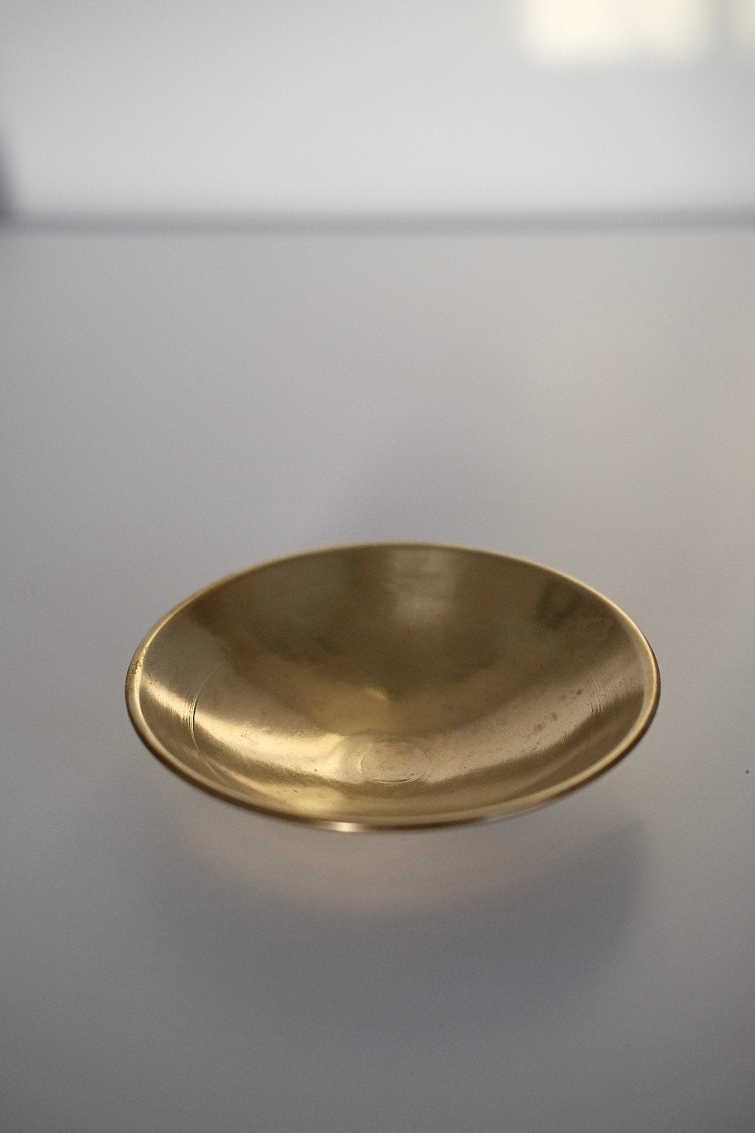 קערת פליז קטנה להגשה או תכשיטים, קערה פליז דקורטיבית יפה ואלגנטית, צלחת פליז מתאימה להגשת, תכשיטים או פריט נוי לעיצוב בית, ניתן להשתמש כצלוחית לתכשיטים, סבוניה, כחלק מדקור לסלון, כלי עיצוב לחדר שינה או אמבטיה,פריט נדיר לאוהבי קפה בסטייל ופרטי מטבח מיוחדים, כלי בית וינטאג׳,פרטי נוי מיוחדים,אקססוריז לעיצוב בית,אקססוריז לבית אונליין,אקססוריז לבית יוקרתי,דברים יפים לבית,פריטי וינטאג למטבח,כלי בית וינטג׳,עיצוב בית יוקרתי,חנות עיצוב לבית,כלי בית מיוחדים ומעוצבים,אקססוריז יפים ומיוחדים לבית,עיצוב לבית מושלם עם סט