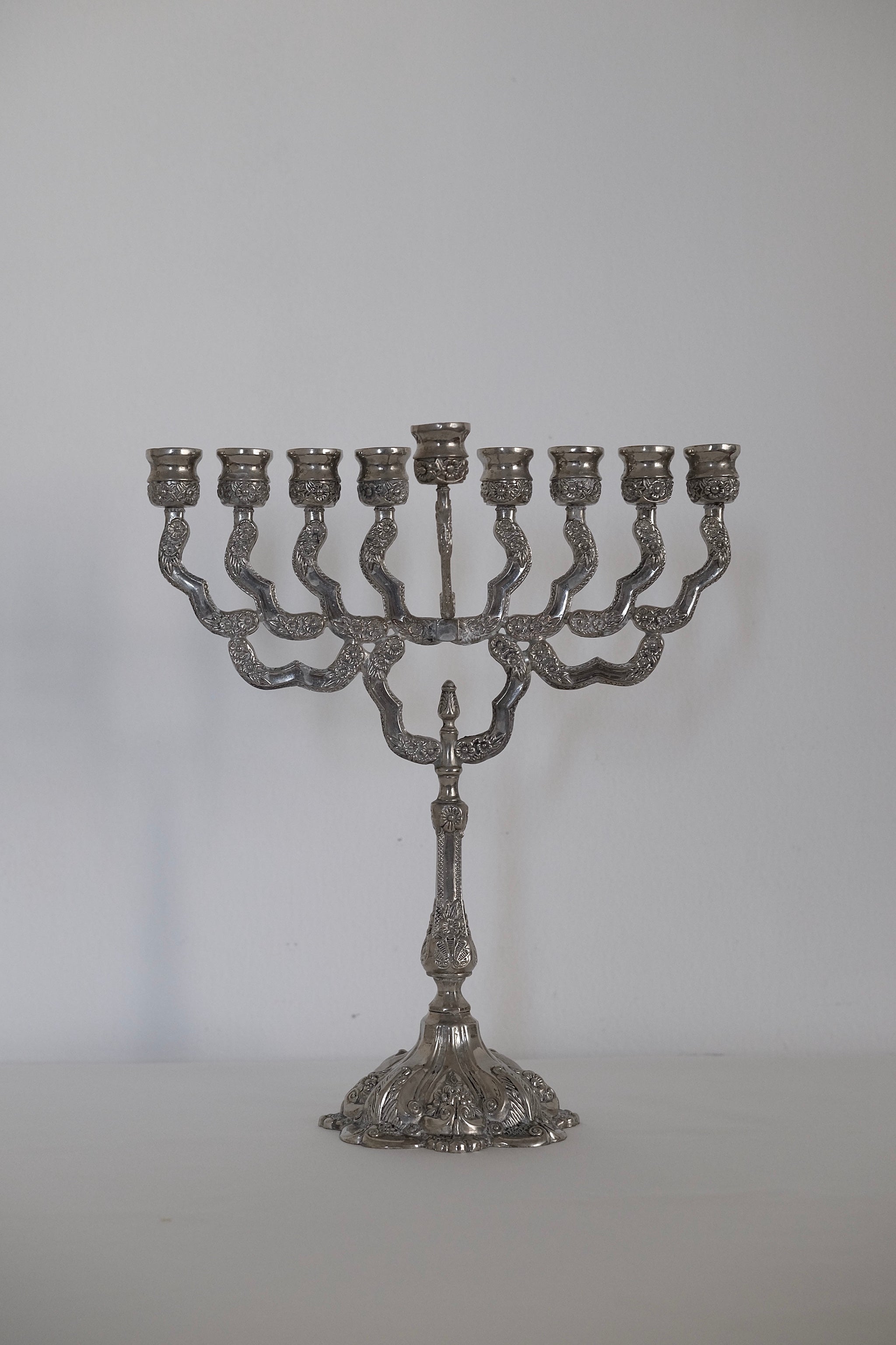 חנוכיה וינטג׳ מתכת ציפוי כסף מעוטרת בעיטורי חריטה בעבודת יד, חנוכיה עתיקה ומיוחדת משנות ה- 60 עשוי מתכת ציפוי כסף, פריט אספנות נדיר ומהמם לשולחן חגיגי של חנוכה, חנוכייה בעיצוב מרשים ומיוחד למתנה המושלמת לחג החנוכה,וינטג' יוקרה דגל כיסוי שולחן לחג.חנות עתיקות,עתיקות למכירה,מכירת עתיקות,מכירת עתיקות באינטרנט,חנות עתיקות אונליין,אספני עתיקות,אספן עתיקות,גלריה לעתיקות,כלי בית עתיקים,כלי נחושת עתיקים,כלי קריסטל עתיקים,מראות עתיקות,חנוכיות עתיקות,כדים עתיקים למכירה, מושלמת לעיצוב בית ופריט נוי דקורטיבי מהמם,עיצוב
