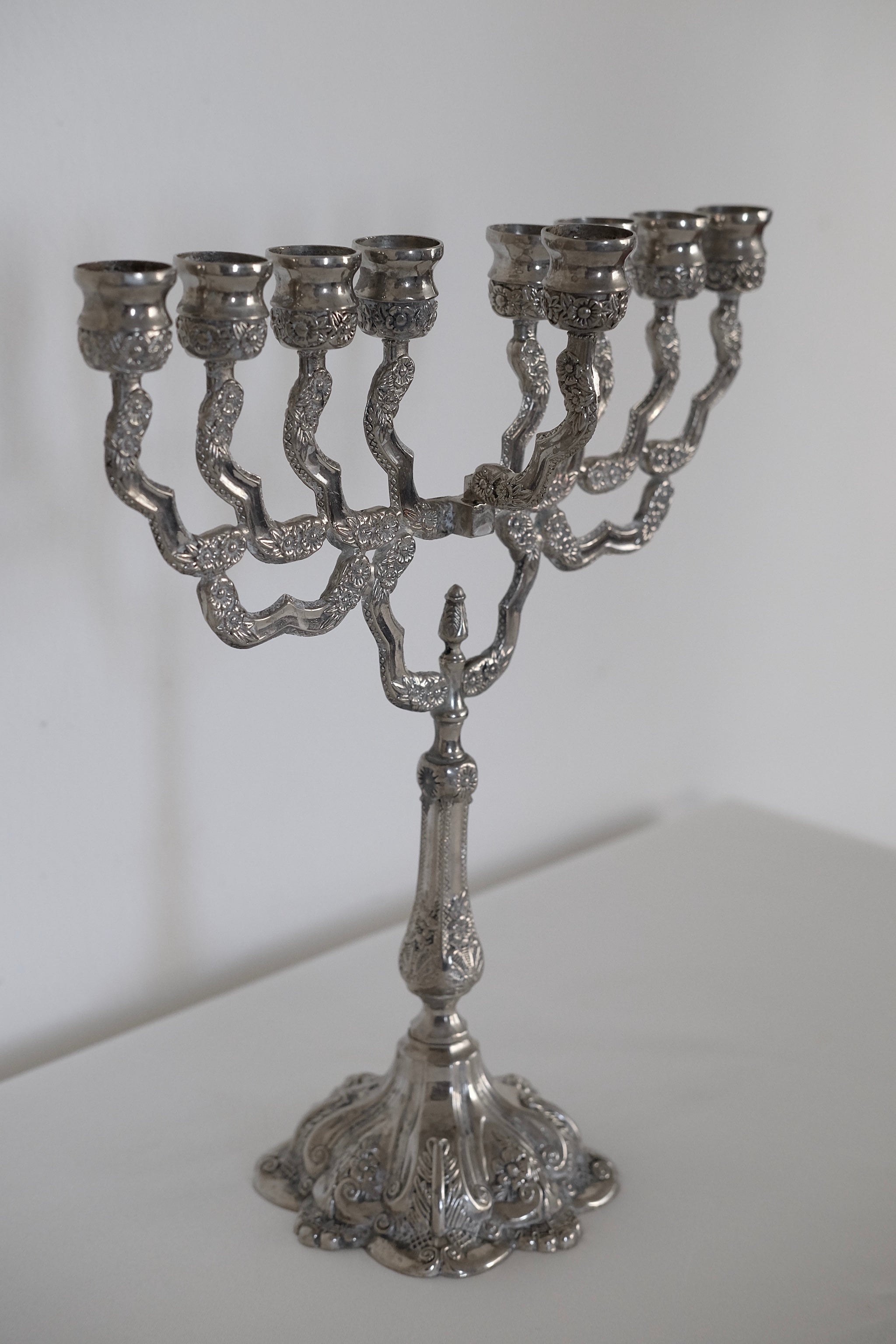 חנוכיה וינטג׳ מתכת ציפוי כסף מעוטרת בעיטורי חריטה בעבודת יד, חנוכיה עתיקה ומיוחדת משנות ה- 60 עשוי מתכת ציפוי כסף, פריט אספנות נדיר ומהמם לשולחן חגיגי של חנוכה, חנוכייה בעיצוב מרשים ומיוחד למתנה המושלמת לחג החנוכה,וינטג' יוקרה דגל כיסוי שולחן לחג.חנות עתיקות,עתיקות למכירה,מכירת עתיקות,מכירת עתיקות באינטרנט,חנות עתיקות אונליין,אספני עתיקות,אספן עתיקות,גלריה לעתיקות,כלי בית עתיקים,כלי נחושת עתיקים,כלי קריסטל עתיקים,מראות עתיקות,חנוכיות עתיקות,כדים עתיקים למכירה, מושלמת לעיצוב בית ופריט נוי דקורטיבי מהמם,עיצוב