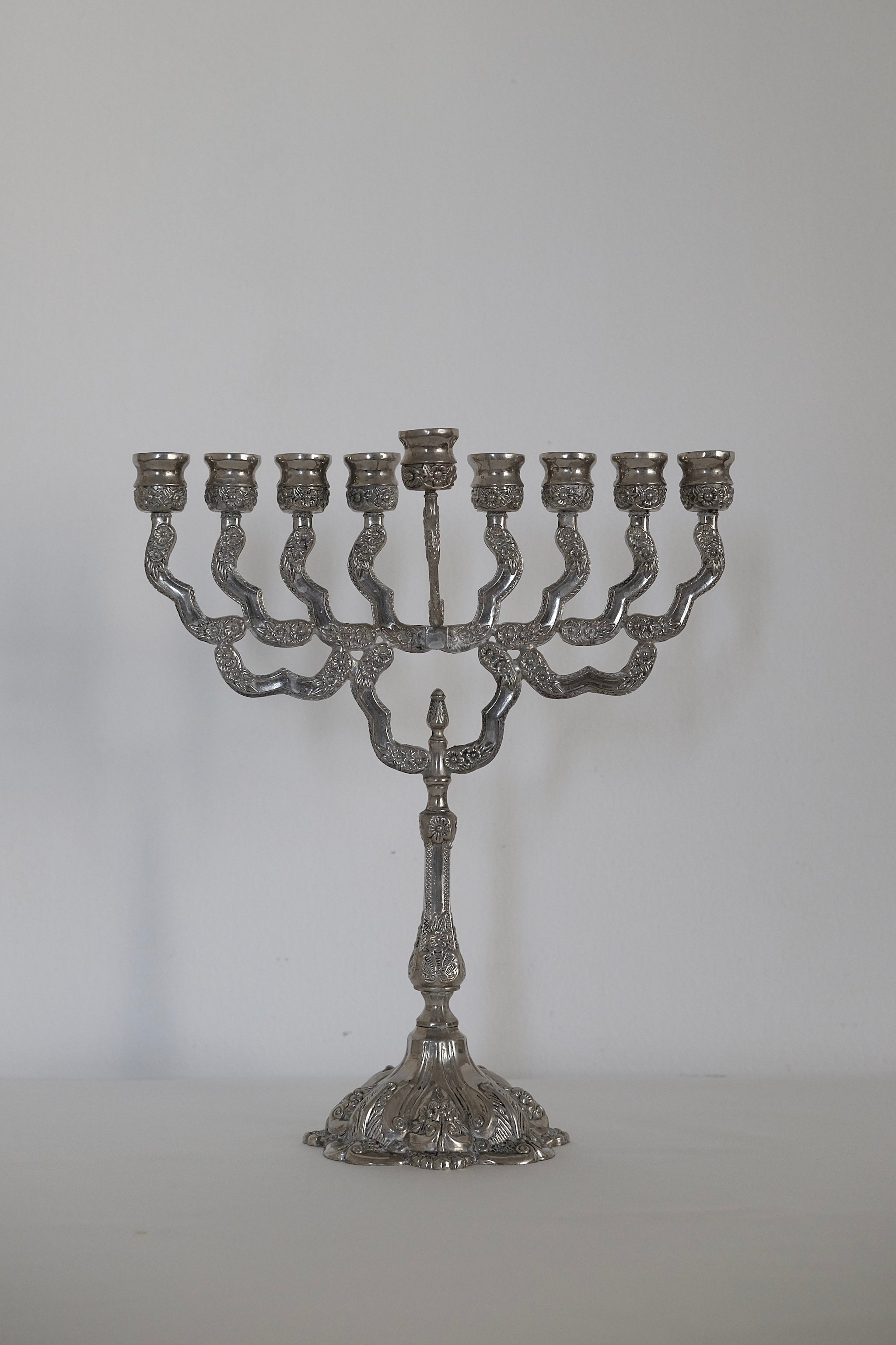 חנוכיה וינטג׳ מתכת ציפוי כסף מעוטרת בעיטורי חריטה בעבודת יד, חנוכיה עתיקה ומיוחדת משנות ה- 60 עשוי מתכת ציפוי כסף, פריט אספנות נדיר ומהמם לשולחן חגיגי של חנוכה, חנוכייה בעיצוב מרשים ומיוחד למתנה המושלמת לחג החנוכה,וינטג' יוקרה דגל כיסוי שולחן לחג.חנות עתיקות,עתיקות למכירה,מכירת עתיקות,מכירת עתיקות באינטרנט,חנות עתיקות אונליין,אספני עתיקות,אספן עתיקות,גלריה לעתיקות,כלי בית עתיקים,כלי נחושת עתיקים,כלי קריסטל עתיקים,מראות עתיקות,חנוכיות עתיקות,כדים עתיקים למכירה, מושלמת לעיצוב בית ופריט נוי דקורטיבי מהמם,עיצוב