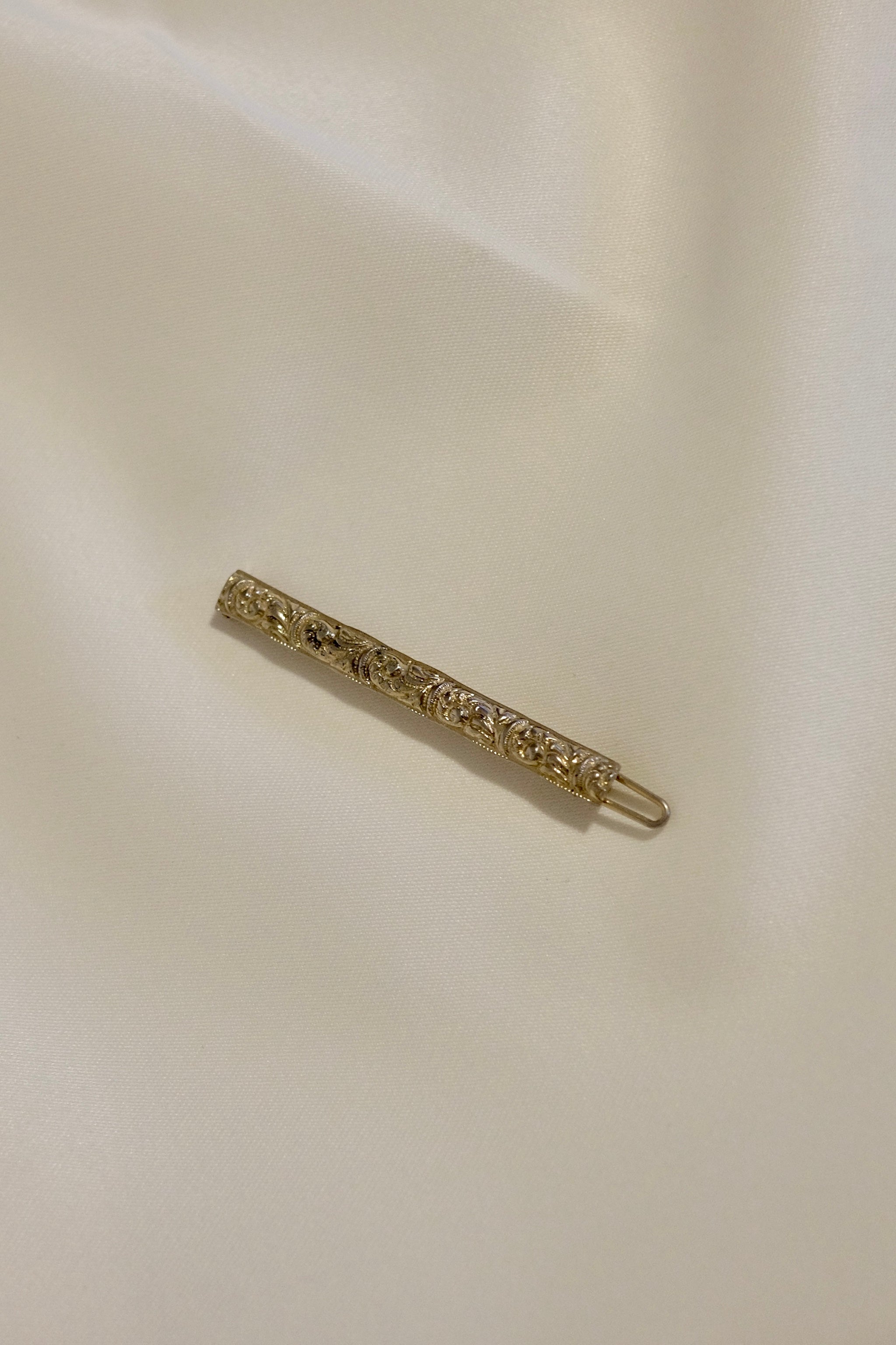 סיכה עתיקה מאנגליה ציפוי זהב 9 קראט חריטה בעבודת יד, סיכה אקססוריז וינטג׳ פריט אספנות נדיר ומיוחד עם ציפוי זהב אמיתי 9K תוצרת אנגליה, ,מתנות לראש השנה מקוריות,מתנות מקוריות לחג,מתנות יצירתיות,חנויות וינטאג לבית,וינטג' ישראלי,כלי בית עתיקים,אספנות ווינטאג,כלי מטבח וינטג למכירה,וינטג' אספנות ועיצוב הבית,כלי בית וינטאג',חפצי נוי וינטג לבית,,אקססוריז לבית יוקרתי,דברים יפים לבית,פריטי וינטאג למטבח,כלי בית וינטג׳,עיצוב בית יוקרתי,חנות עיצוב לבית,כלי בית מיוחדים ומעוצבים,אקססוריז יפים ומיוחדים לבית,עיצוב לבית מושל