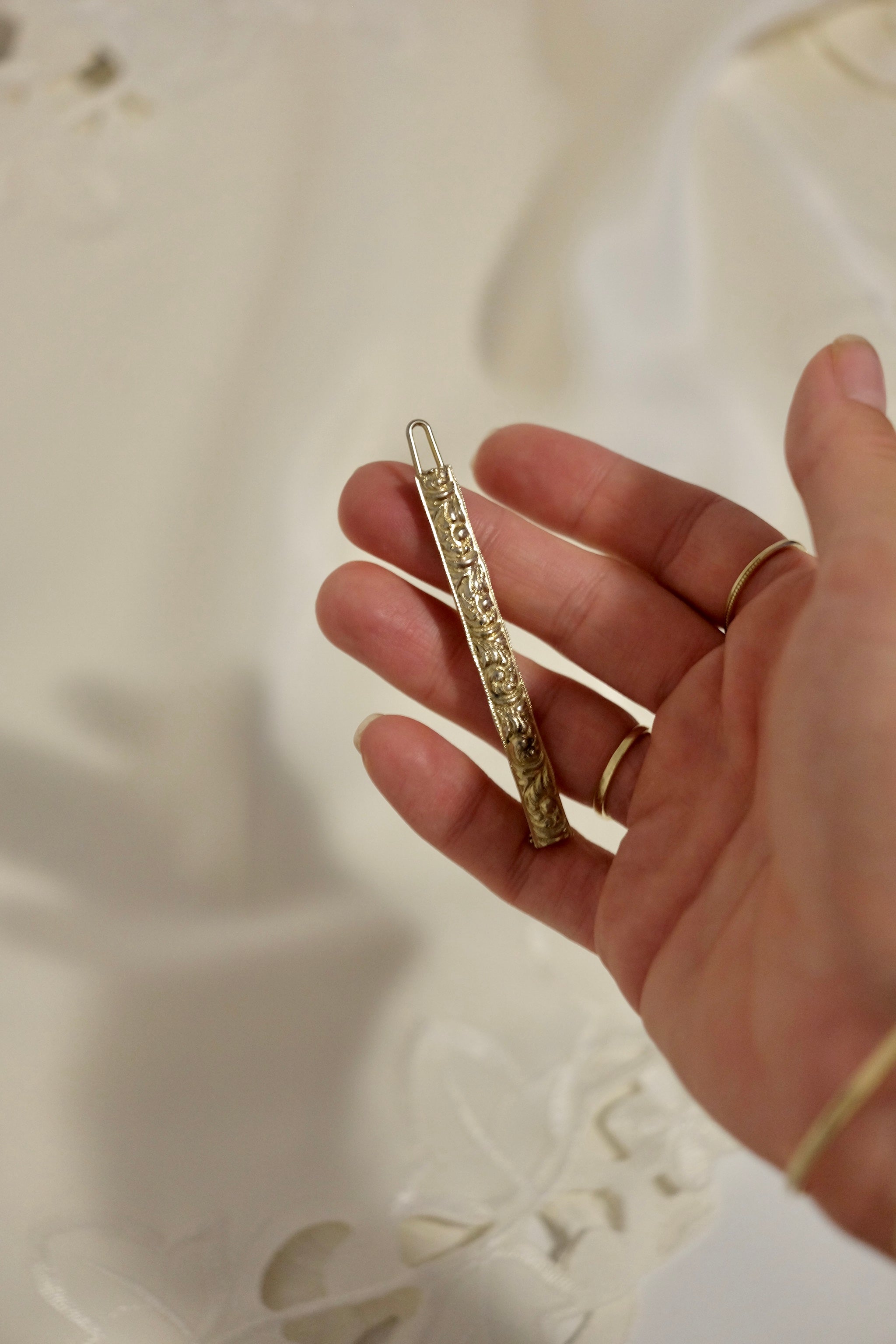 סיכה עתיקה מאנגליה ציפוי זהב 9 קראט חריטה בעבודת יד, סיכה אקססוריז וינטג׳ פריט אספנות נדיר ומיוחד עם ציפוי זהב אמיתי 9K תוצרת אנגליה, ,מתנות לראש השנה מקוריות,מתנות מקוריות לחג,מתנות יצירתיות,חנויות וינטאג לבית,וינטג' ישראלי,כלי בית עתיקים,אספנות ווינטאג,כלי מטבח וינטג למכירה,וינטג' אספנות ועיצוב הבית,כלי בית וינטאג',חפצי נוי וינטג לבית,,אקססוריז לבית יוקרתי,דברים יפים לבית,פריטי וינטאג למטבח,כלי בית וינטג׳,עיצוב בית יוקרתי,חנות עיצוב לבית,כלי בית מיוחדים ומעוצבים,אקססוריז יפים ומיוחדים לבית,עיצוב לבית מושל