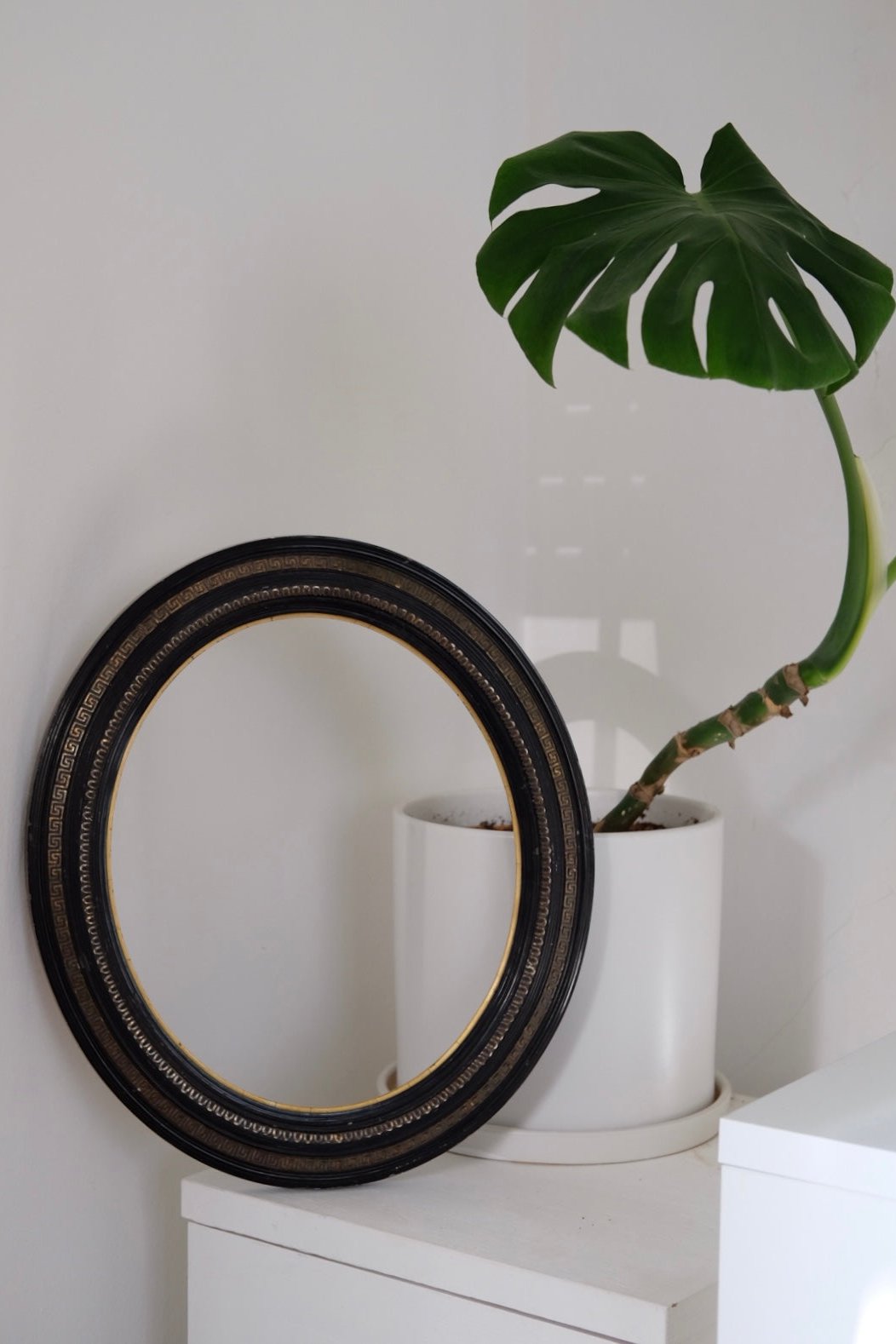 מסגרת עץ אליפסה דקורטיבית לתמונה עתיקה עבודת יד מצרפת, מסגרת מעץ ישנה ומקורית בצורת מעגל מעורך בצבע שחור עם זהב, מסגרת עתיקה זאת פריט אספנות נדיר משנות ה30-40 ,חנות עתיקות,מתנות לראש השנה,רעיונות למתנות לראש השנה,מתנות קטנות לראש השנה,מתנות לשבועות,רעיונות למתנות לחג,מתנות לראש השנה מקוריות,מתנות מקוריות לחג,מתנות יצירתיות,חנויות וינטאג לבית,וינטג' ישראלי,כלי בית עתיקים,אספנות ווינטאג,כלי מטבח וינטג למכירה,וינטג' אספנות ועיצוב הבית,כלי בית וינטאג',חפצי נוי וינטג לבית