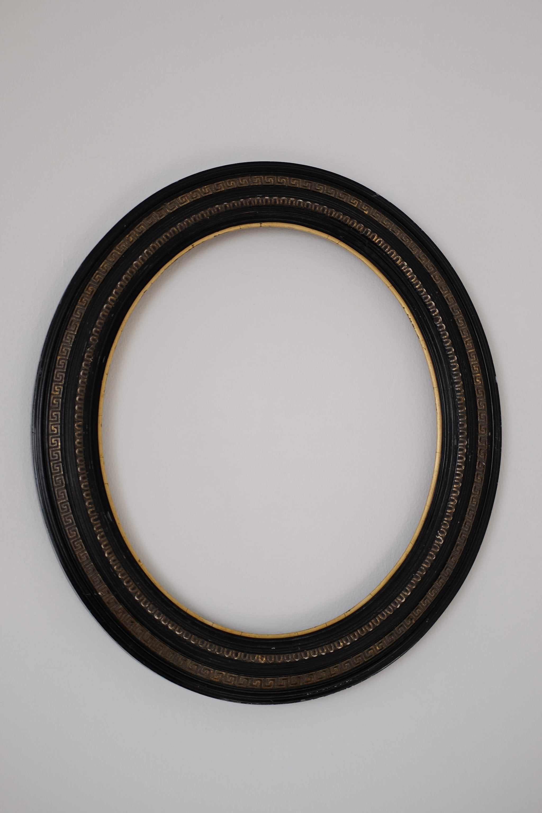 מסגרת עץ אליפסה דקורטיבית לתמונה עתיקה עבודת יד מצרפת, מסגרת מעץ ישנה ומקורית בצורת מעגל מעורך בצבע שחור עם זהב, מסגרת עתיקה זאת פריט אספנות נדיר משנות ה30-40 ,חנות עתיקות,מתנות לראש השנה,רעיונות למתנות לראש השנה,מתנות קטנות לראש השנה,מתנות לשבועות,רעיונות למתנות לחג,מתנות לראש השנה מקוריות,מתנות מקוריות לחג,מתנות יצירתיות,חנויות וינטאג לבית,וינטג' ישראלי,כלי בית עתיקים,אספנות ווינטאג,כלי מטבח וינטג למכירה,וינטג' אספנות ועיצוב הבית,כלי בית וינטאג',חפצי נוי וינטג לבית