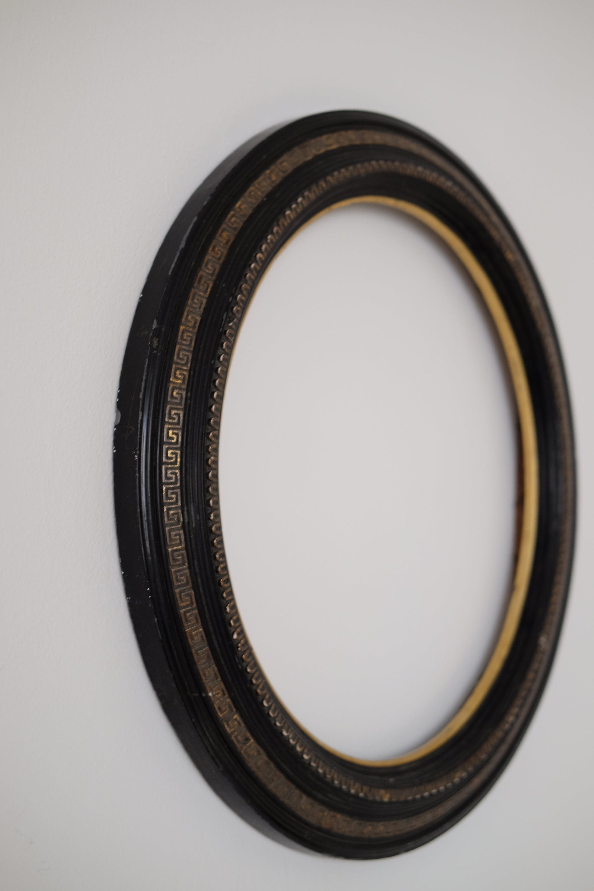 מסגרת עץ אליפסה דקורטיבית לתמונה עתיקה עבודת יד מצרפת, מסגרת מעץ ישנה ומקורית בצורת מעגל מעורך בצבע שחור עם זהב, מסגרת עתיקה זאת פריט אספנות נדיר משנות ה30-40 ,חנות עתיקות,מתנות לראש השנה,רעיונות למתנות לראש השנה,מתנות קטנות לראש השנה,מתנות לשבועות,רעיונות למתנות לחג,מתנות לראש השנה מקוריות,מתנות מקוריות לחג,מתנות יצירתיות,חנויות וינטאג לבית,וינטג' ישראלי,כלי בית עתיקים,אספנות ווינטאג,כלי מטבח וינטג למכירה,וינטג' אספנות ועיצוב הבית,כלי בית וינטאג',חפצי נוי וינטג לבית