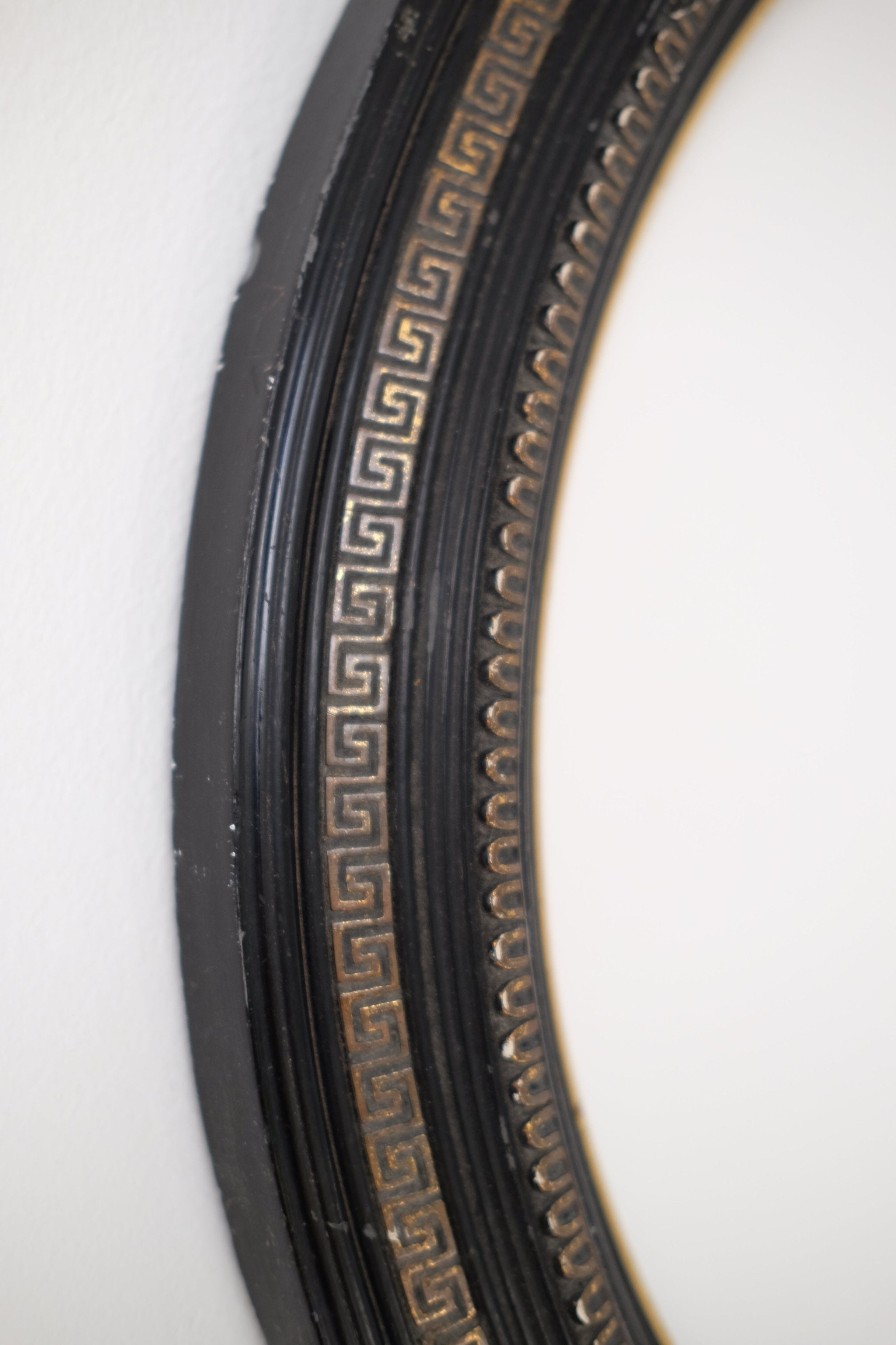 מסגרת עץ אליפסה דקורטיבית לתמונה עתיקה עבודת יד מצרפת, מסגרת מעץ ישנה ומקורית בצורת מעגל מעורך בצבע שחור עם זהב, מסגרת עתיקה זאת פריט אספנות נדיר משנות ה30-40 ,חנות עתיקות,מתנות לראש השנה,רעיונות למתנות לראש השנה,מתנות קטנות לראש השנה,מתנות לשבועות,רעיונות למתנות לחג,מתנות לראש השנה מקוריות,מתנות מקוריות לחג,מתנות יצירתיות,חנויות וינטאג לבית,וינטג' ישראלי,כלי בית עתיקים,אספנות ווינטאג,כלי מטבח וינטג למכירה,וינטג' אספנות ועיצוב הבית,כלי בית וינטאג',חפצי נוי וינטג לבית