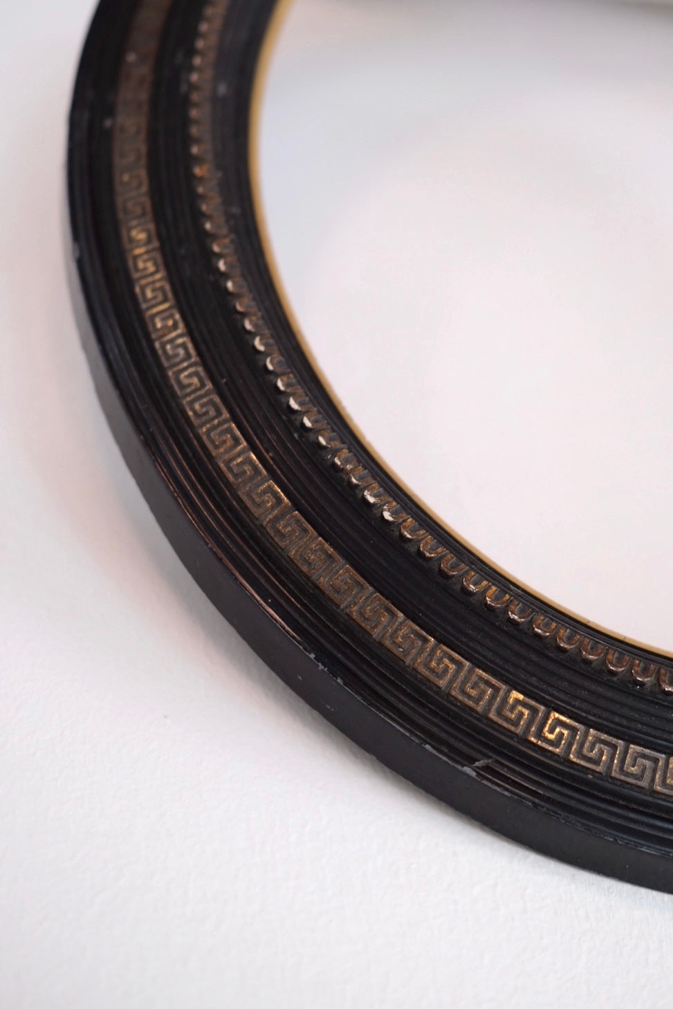 מסגרת עץ אליפסה דקורטיבית לתמונה עתיקה עבודת יד מצרפת, מסגרת מעץ ישנה ומקורית בצורת מעגל מעורך בצבע שחור עם זהב, מסגרת עתיקה זאת פריט אספנות נדיר משנות ה30-40 ,חנות עתיקות,מתנות לראש השנה,רעיונות למתנות לראש השנה,מתנות קטנות לראש השנה,מתנות לשבועות,רעיונות למתנות לחג,מתנות לראש השנה מקוריות,מתנות מקוריות לחג,מתנות יצירתיות,חנויות וינטאג לבית,וינטג' ישראלי,כלי בית עתיקים,אספנות ווינטאג,כלי מטבח וינטג למכירה,וינטג' אספנות ועיצוב הבית,כלי בית וינטאג',חפצי נוי וינטג לבית