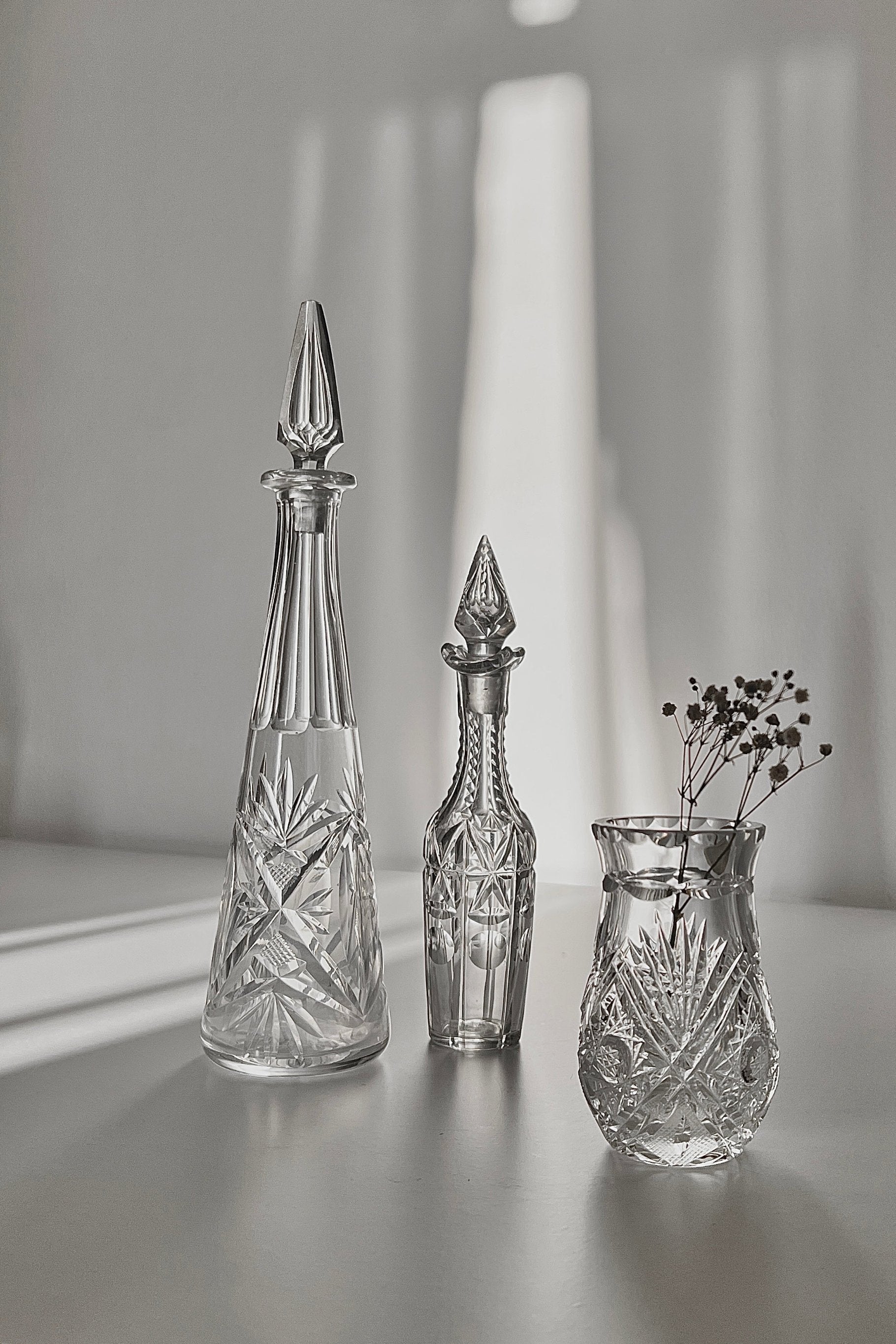 דקנטר קריסטל עתיק ויוקרתי עם פקק תוצרת צרפת מעוטרת ליטוש בעבודת יד, דקנטר קריסטל וינטג׳ עם מכסה, מצוין לשימוש ככלי הגשה לשמן או בקבוק דקורטיבי לבית, כלי שמן זית קריסטל וינטג׳ הינו פריט אספנות נדיר משנות ה -50 צרפת עם עיטורים חרוטים עבודת יד, חנות עתיקות,מתנות לראש השנה,רעיונות למתנות לראש השנה,מתנות קטנות לראש השנה,מתנות לשבועות,רעיונות למתנות לחג,מתנות לראש השנה מקוריות,מתנות מקוריות לחג,מתנות יצירתיות,חנויות וינטאג לבית,וינטג' ישראלי,כלי בית עתיקים,אספנות ווינטאג,כלי מטבח וינטג למכירה,וינטג' אספנות ועיצוב