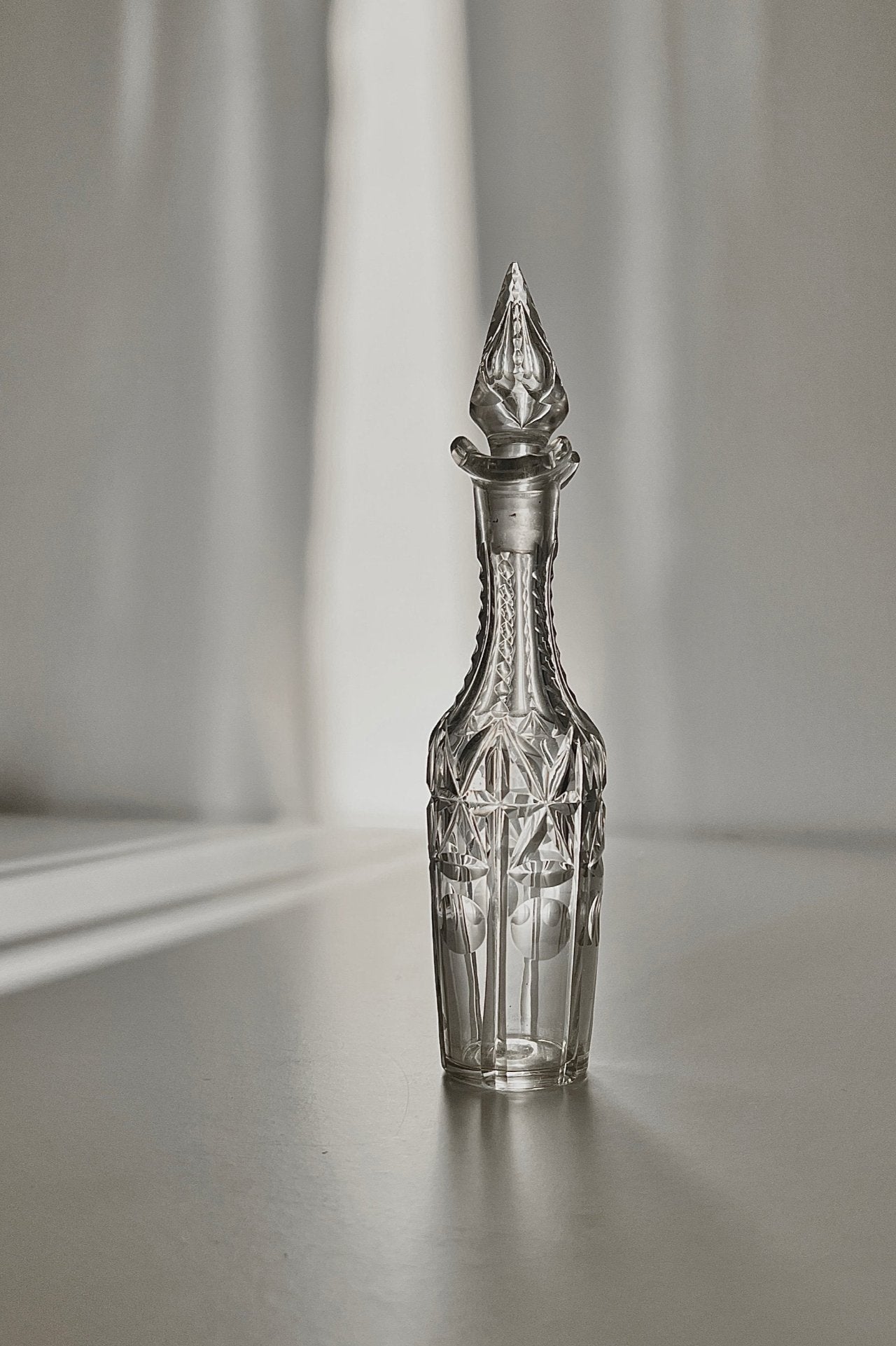 דקנטר קריסטל עתיק ויוקרתי עם פקק תוצרת צרפת מעוטרת ליטוש בעבודת יד, דקנטר קריסטל וינטג׳ עם מכסה, מצוין לשימוש ככלי הגשה לשמן או בקבוק דקורטיבי לבית, כלי שמן זית קריסטל וינטג׳ הינו פריט אספנות נדיר משנות ה -50 צרפת עם עיטורים חרוטים עבודת יד, חנות עתיקות,מתנות לראש השנה,רעיונות למתנות לראש השנה,מתנות קטנות לראש השנה,מתנות לשבועות,רעיונות למתנות לחג,מתנות לראש השנה מקוריות,מתנות מקוריות לחג,מתנות יצירתיות,חנויות וינטאג לבית,וינטג' ישראלי,כלי בית עתיקים,אספנות ווינטאג,כלי מטבח וינטג למכירה,וינטג' אספנות ועיצוב