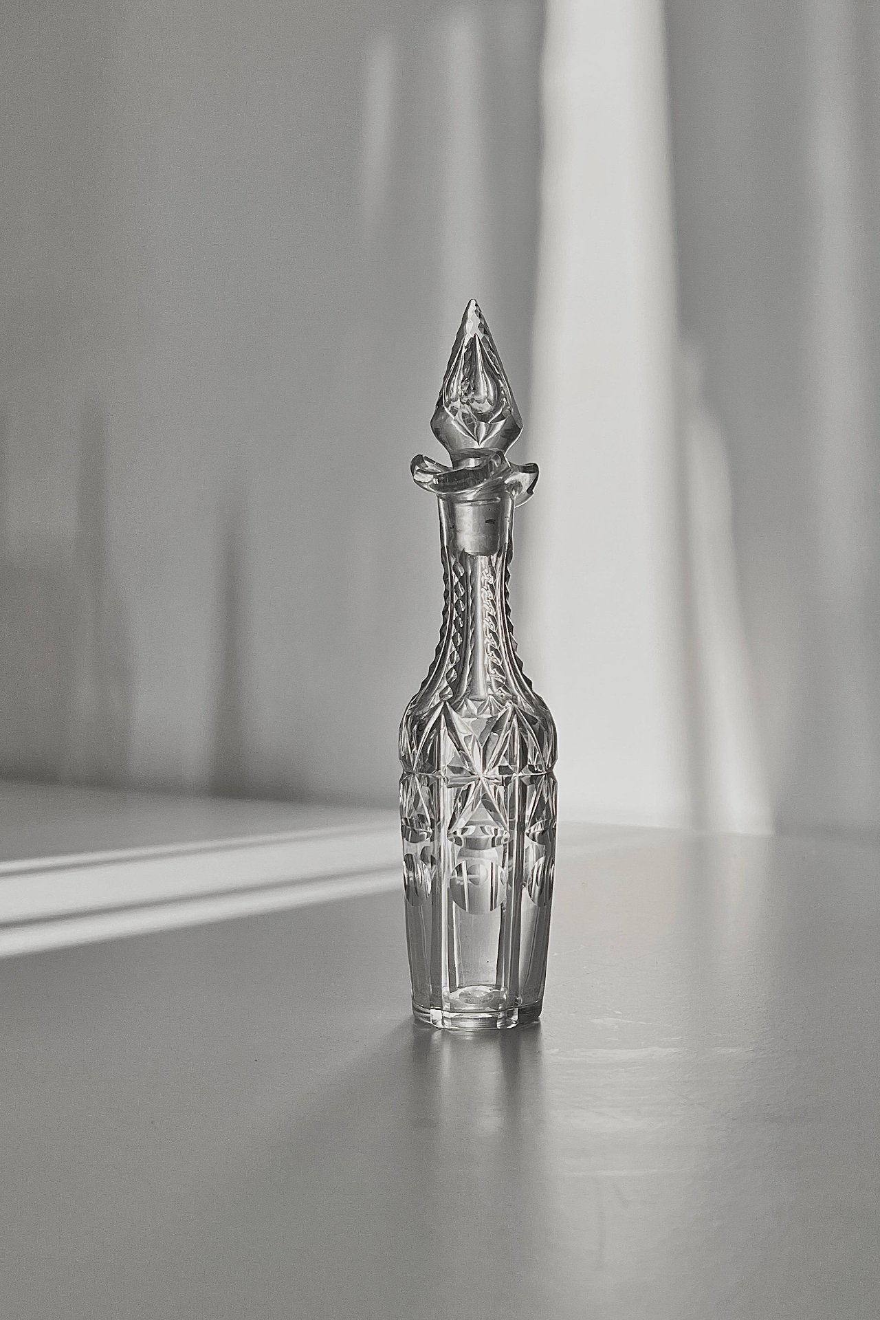 דקנטר קריסטל עתיק ויוקרתי עם פקק תוצרת צרפת מעוטרת ליטוש בעבודת יד, דקנטר קריסטל וינטג׳ עם מכסה, מצוין לשימוש ככלי הגשה לשמן או בקבוק דקורטיבי לבית, כלי שמן זית קריסטל וינטג׳ הינו פריט אספנות נדיר משנות ה -50 צרפת עם עיטורים חרוטים עבודת יד, חנות עתיקות,מתנות לראש השנה,רעיונות למתנות לראש השנה,מתנות קטנות לראש השנה,מתנות לשבועות,רעיונות למתנות לחג,מתנות לראש השנה מקוריות,מתנות מקוריות לחג,מתנות יצירתיות,חנויות וינטאג לבית,וינטג' ישראלי,כלי בית עתיקים,אספנות ווינטאג,כלי מטבח וינטג למכירה,וינטג' אספנות ועיצוב