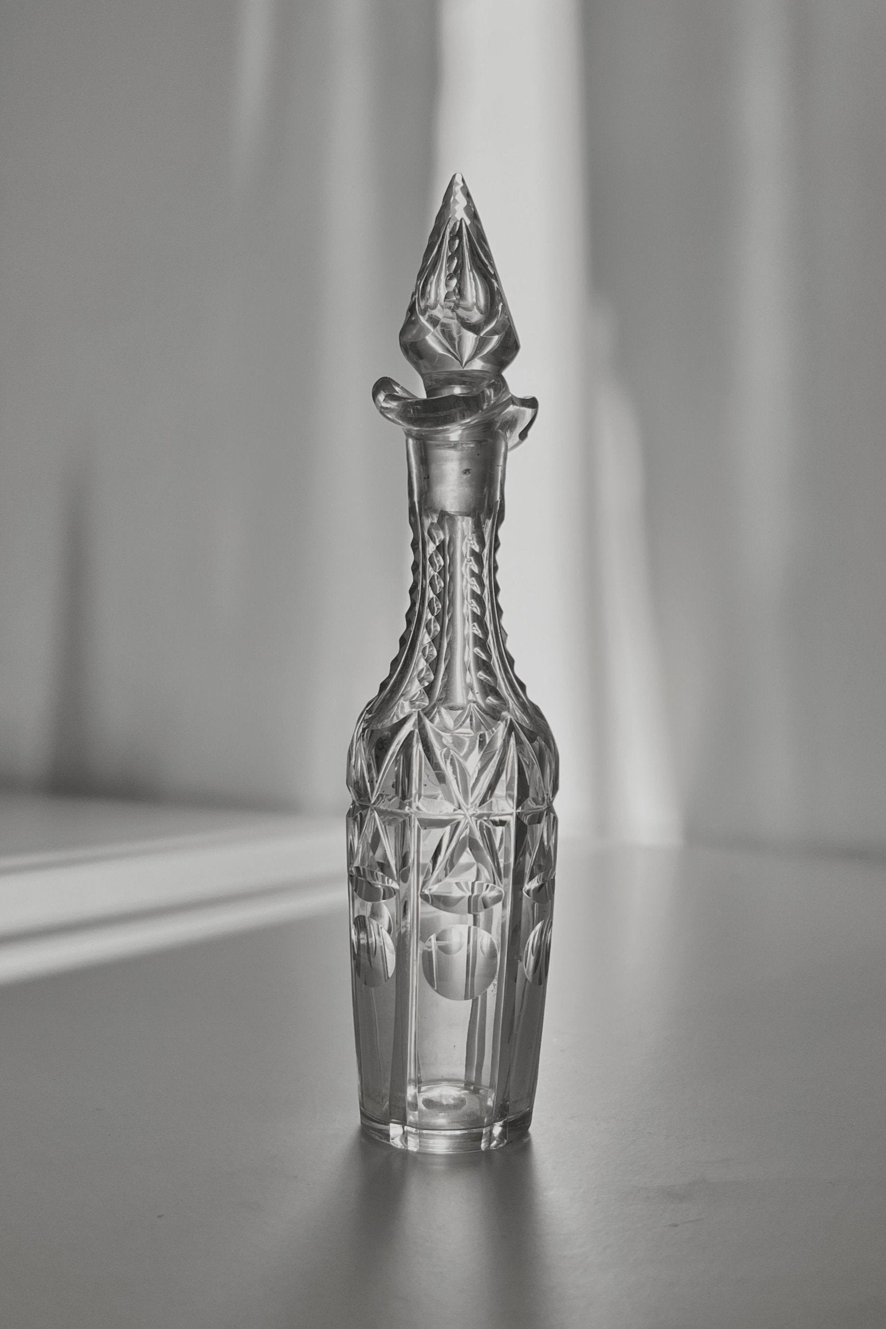 דקנטר קריסטל עתיק ויוקרתי עם פקק תוצרת צרפת מעוטרת ליטוש בעבודת יד, דקנטר קריסטל וינטג׳ עם מכסה, מצוין לשימוש ככלי הגשה לשמן או בקבוק דקורטיבי לבית, כלי שמן זית קריסטל וינטג׳ הינו פריט אספנות נדיר משנות ה -50 צרפת עם עיטורים חרוטים עבודת יד, חנות עתיקות,מתנות לראש השנה,רעיונות למתנות לראש השנה,מתנות קטנות לראש השנה,מתנות לשבועות,רעיונות למתנות לחג,מתנות לראש השנה מקוריות,מתנות מקוריות לחג,מתנות יצירתיות,חנויות וינטאג לבית,וינטג' ישראלי,כלי בית עתיקים,אספנות ווינטאג,כלי מטבח וינטג למכירה,וינטג' אספנות ועיצוב