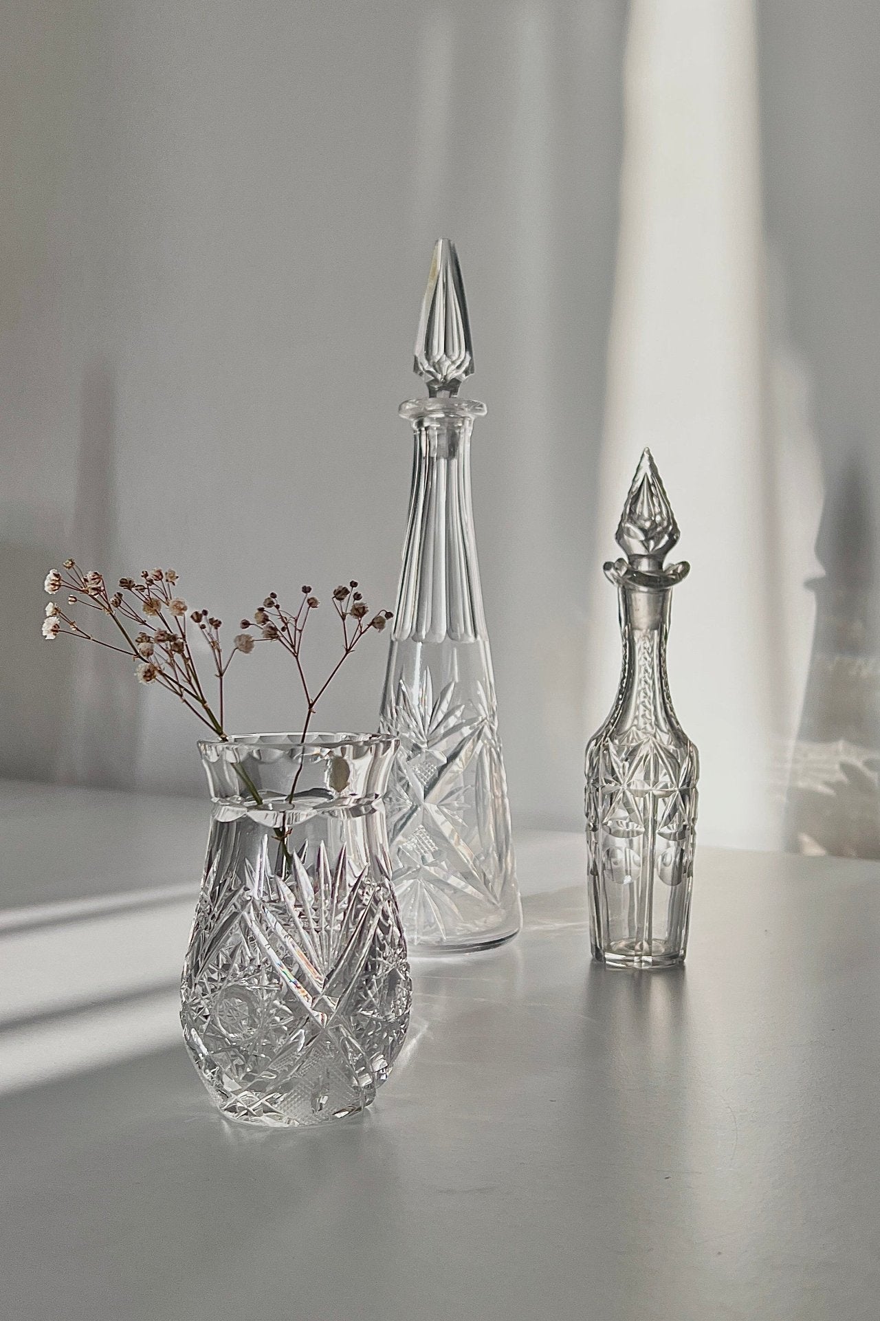 דקנטר קריסטל עתיק ויוקרתי עם פקק תוצרת צרפת מעוטרת ליטוש בעבודת יד, דקנטר קריסטל וינטג׳ עם מכסה, מצוין לשימוש ככלי הגשה לשמן או בקבוק דקורטיבי לבית, כלי שמן זית קריסטל וינטג׳ הינו פריט אספנות נדיר משנות ה -50 צרפת עם עיטורים חרוטים עבודת יד, חנות עתיקות,מתנות לראש השנה,רעיונות למתנות לראש השנה,מתנות קטנות לראש השנה,מתנות לשבועות,רעיונות למתנות לחג,מתנות לראש השנה מקוריות,מתנות מקוריות לחג,מתנות יצירתיות,חנויות וינטאג לבית,וינטג' ישראלי,כלי בית עתיקים,אספנות ווינטאג,כלי מטבח וינטג למכירה,וינטג' אספנות ועיצוב