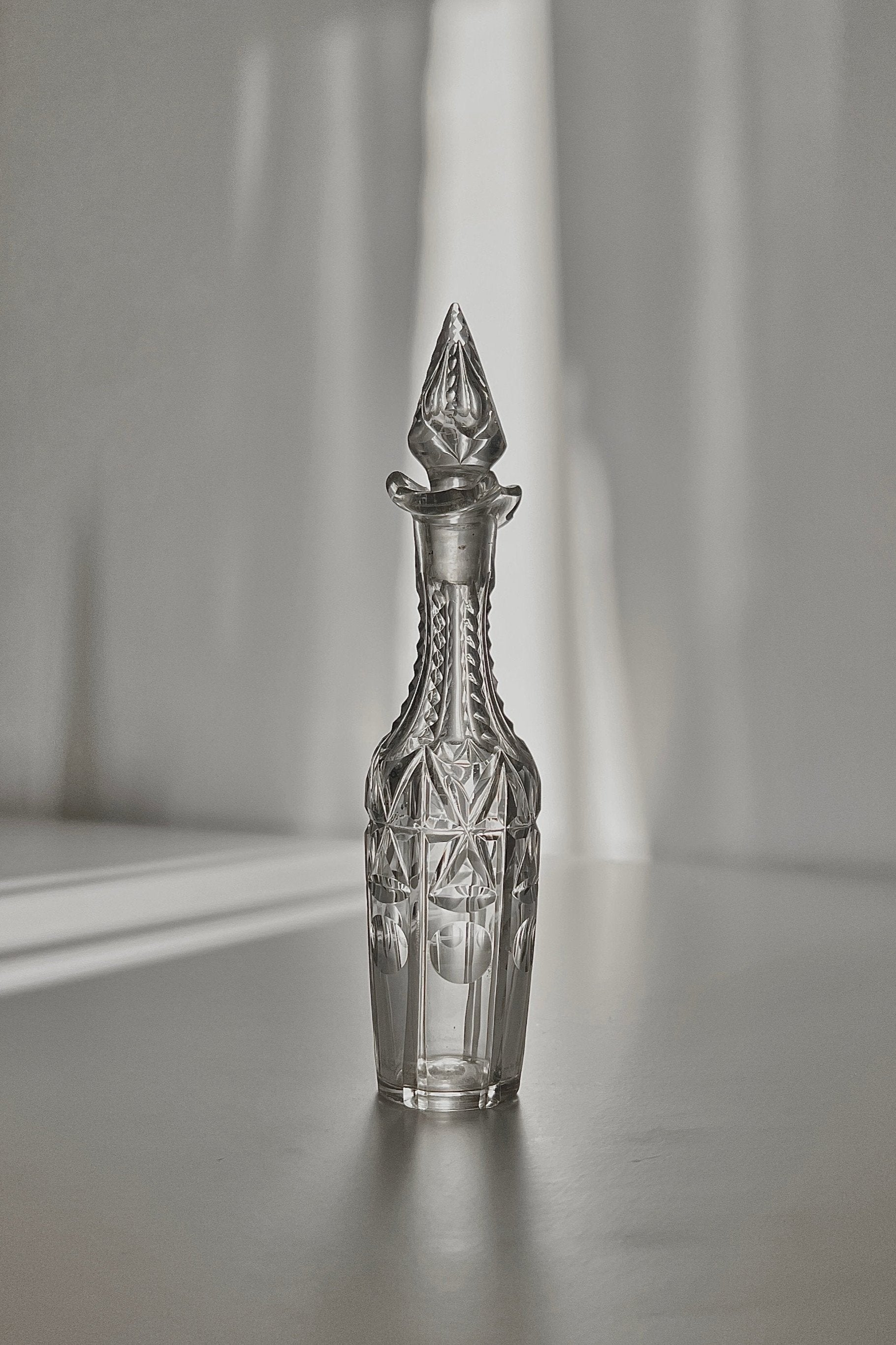 דקנטר קריסטל עתיק ויוקרתי עם פקק תוצרת צרפת מעוטרת ליטוש בעבודת יד, דקנטר קריסטל וינטג׳ עם מכסה, מצוין לשימוש ככלי הגשה לשמן או בקבוק דקורטיבי לבית, כלי שמן זית קריסטל וינטג׳ הינו פריט אספנות נדיר משנות ה -50 צרפת עם עיטורים חרוטים עבודת יד, חנות עתיקות,מתנות לראש השנה,רעיונות למתנות לראש השנה,מתנות קטנות לראש השנה,מתנות לשבועות,רעיונות למתנות לחג,מתנות לראש השנה מקוריות,מתנות מקוריות לחג,מתנות יצירתיות,חנויות וינטאג לבית,וינטג' ישראלי,כלי בית עתיקים,אספנות ווינטאג,כלי מטבח וינטג למכירה,וינטג' אספנות ועיצוב