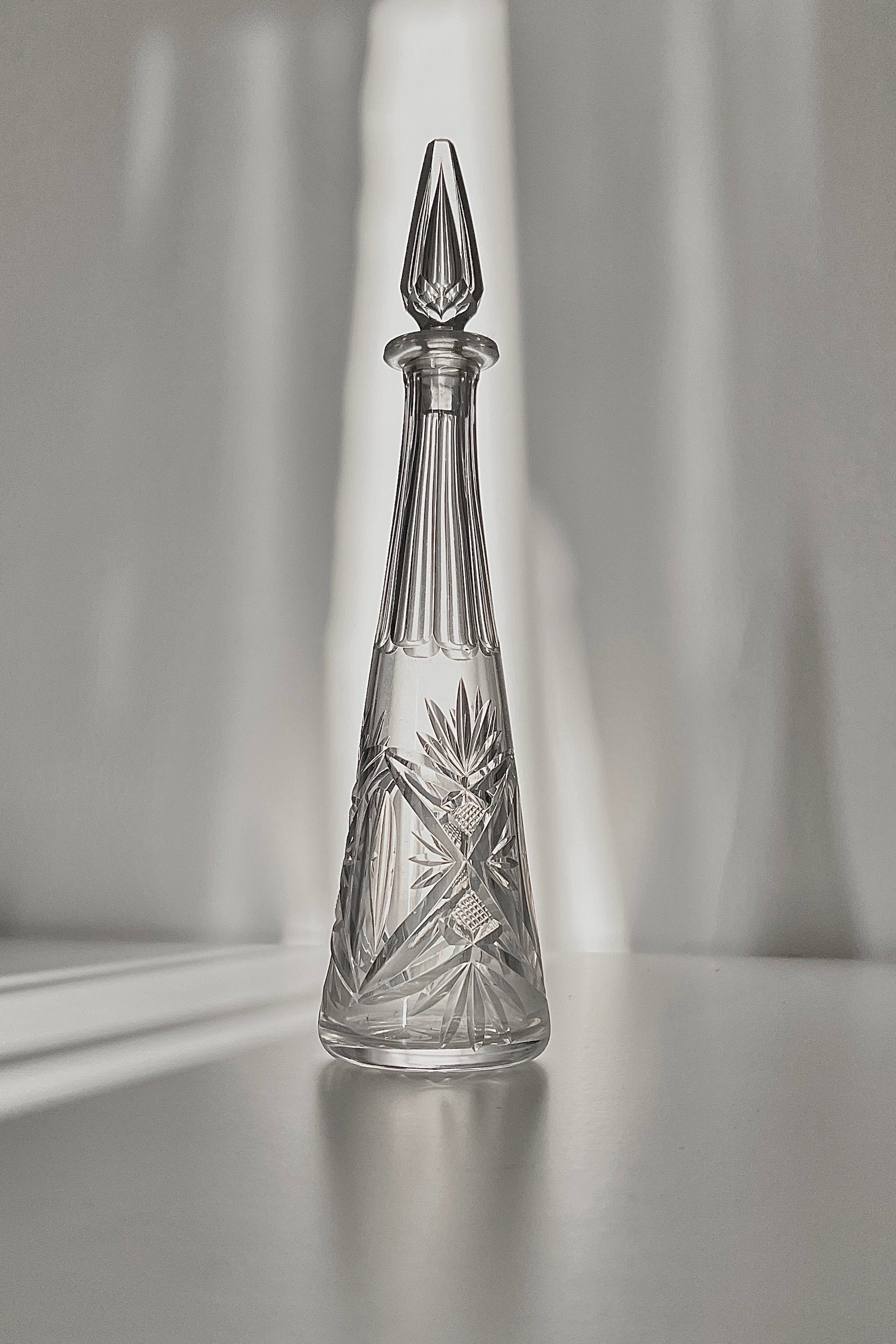 דקנטר שמן זית קריסטל עתיק ויוקרתי עם פקק תוצרת צרפת, מצוין לשימוש ככלי הגשה לשמן או בקבוק דקורטיבי לבית, כלי שמן זית קריסטל וינטג׳ הינו פריט אספנות נדיר משנות ה -50 צרפת עם עיטורים חרוטים עבודת יד, מושלמת לעיצוב בית ופריט נוי דקורטיבי מהמם,עיצוב לבית מושלם עם סטייל,מוצרי הום סטיילינג וינטג׳,מבחר מוצרי וינטג׳ לבית,מושלמת לעיצוב בית ופריט נוי דקורטיבי מהמם,,אקססוריז לבית יוקרתי,דברים יפים לבית,פריטי וינטאג למטבח,כלי בית וינטג׳,עיצוב בית יוקרתי,חנות עיצוב לבית,כלי בית מיוחדים ומעוצבים,אקססוריז יפים ומיוחדים לב