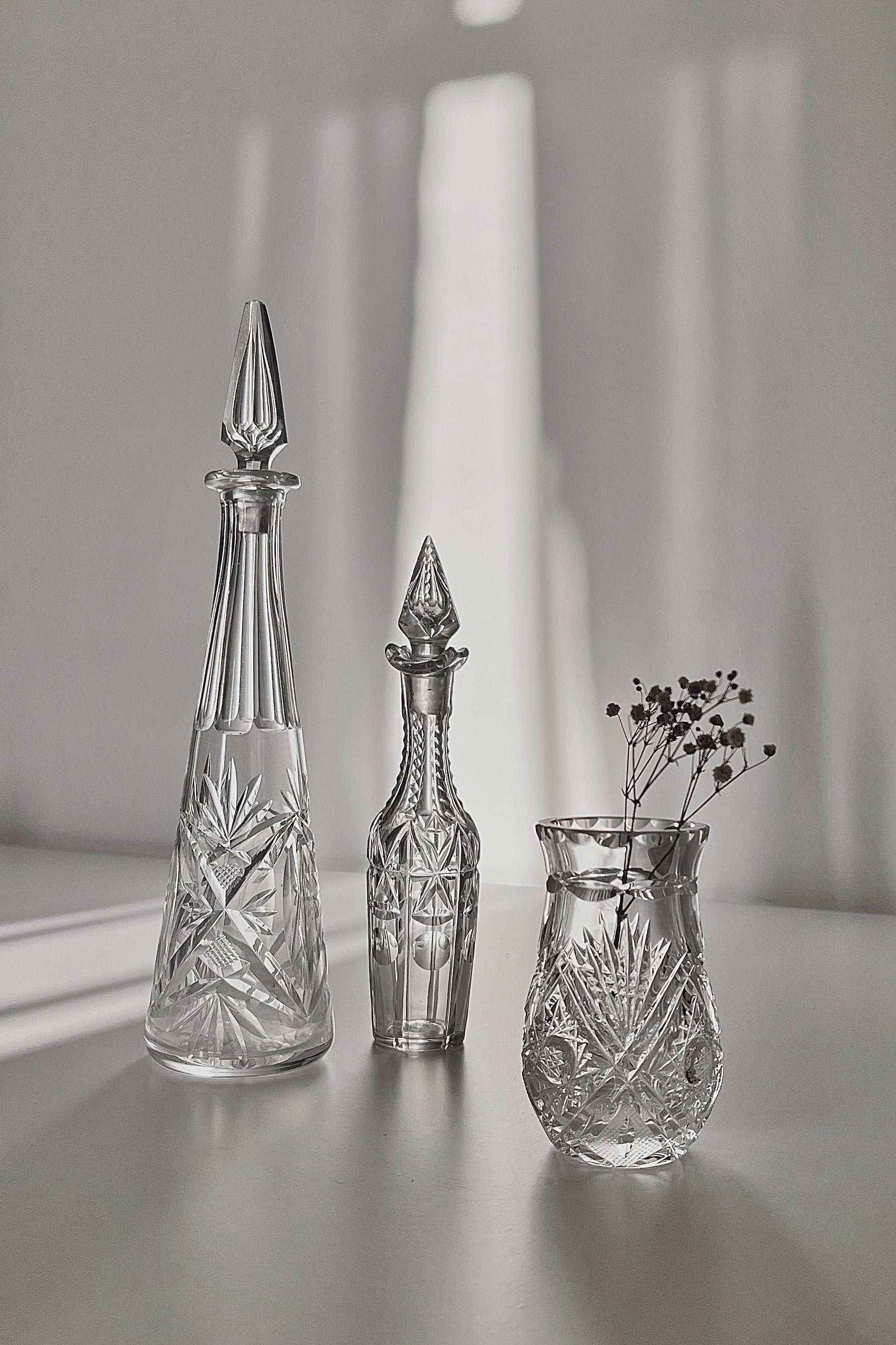 דקנטר שמן זית קריסטל עתיק ויוקרתי עם פקק תוצרת צרפת, מצוין לשימוש ככלי הגשה לשמן או בקבוק דקורטיבי לבית, כלי שמן זית קריסטל וינטג׳ הינו פריט אספנות נדיר משנות ה -50 צרפת עם עיטורים חרוטים עבודת יד, מושלמת לעיצוב בית ופריט נוי דקורטיבי מהמם,עיצוב לבית מושלם עם סטייל,מוצרי הום סטיילינג וינטג׳,מבחר מוצרי וינטג׳ לבית,מושלמת לעיצוב בית ופריט נוי דקורטיבי מהמם,,אקססוריז לבית יוקרתי,דברים יפים לבית,פריטי וינטאג למטבח,כלי בית וינטג׳,עיצוב בית יוקרתי,חנות עיצוב לבית,כלי בית מיוחדים ומעוצבים,אקססוריז יפים ומיוחדים לב