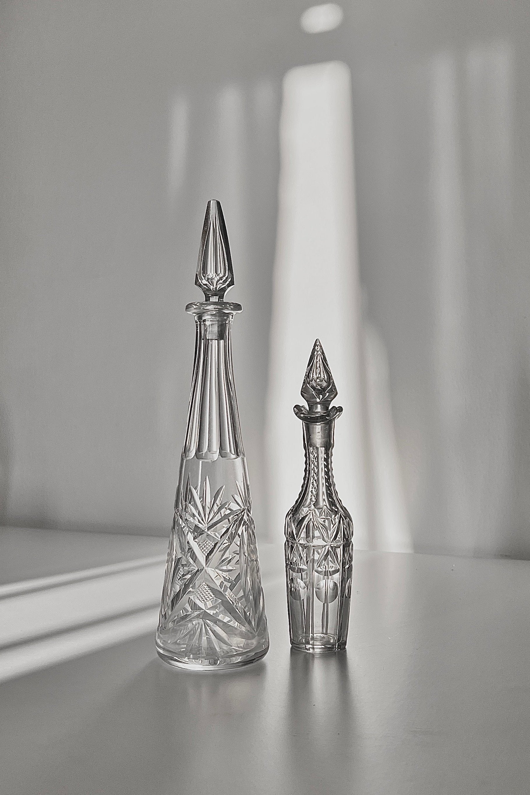 דקנטר שמן זית קריסטל עתיק ויוקרתי עם פקק תוצרת צרפת, מצוין לשימוש ככלי הגשה לשמן או בקבוק דקורטיבי לבית, כלי שמן זית קריסטל וינטג׳ הינו פריט אספנות נדיר משנות ה -50 צרפת עם עיטורים חרוטים עבודת יד, מושלמת לעיצוב בית ופריט נוי דקורטיבי מהמם,עיצוב לבית מושלם עם סטייל,מוצרי הום סטיילינג וינטג׳,מבחר מוצרי וינטג׳ לבית,מושלמת לעיצוב בית ופריט נוי דקורטיבי מהמם,,אקססוריז לבית יוקרתי,דברים יפים לבית,פריטי וינטאג למטבח,כלי בית וינטג׳,עיצוב בית יוקרתי,חנות עיצוב לבית,כלי בית מיוחדים ומעוצבים,אקססוריז יפים ומיוחדים לב