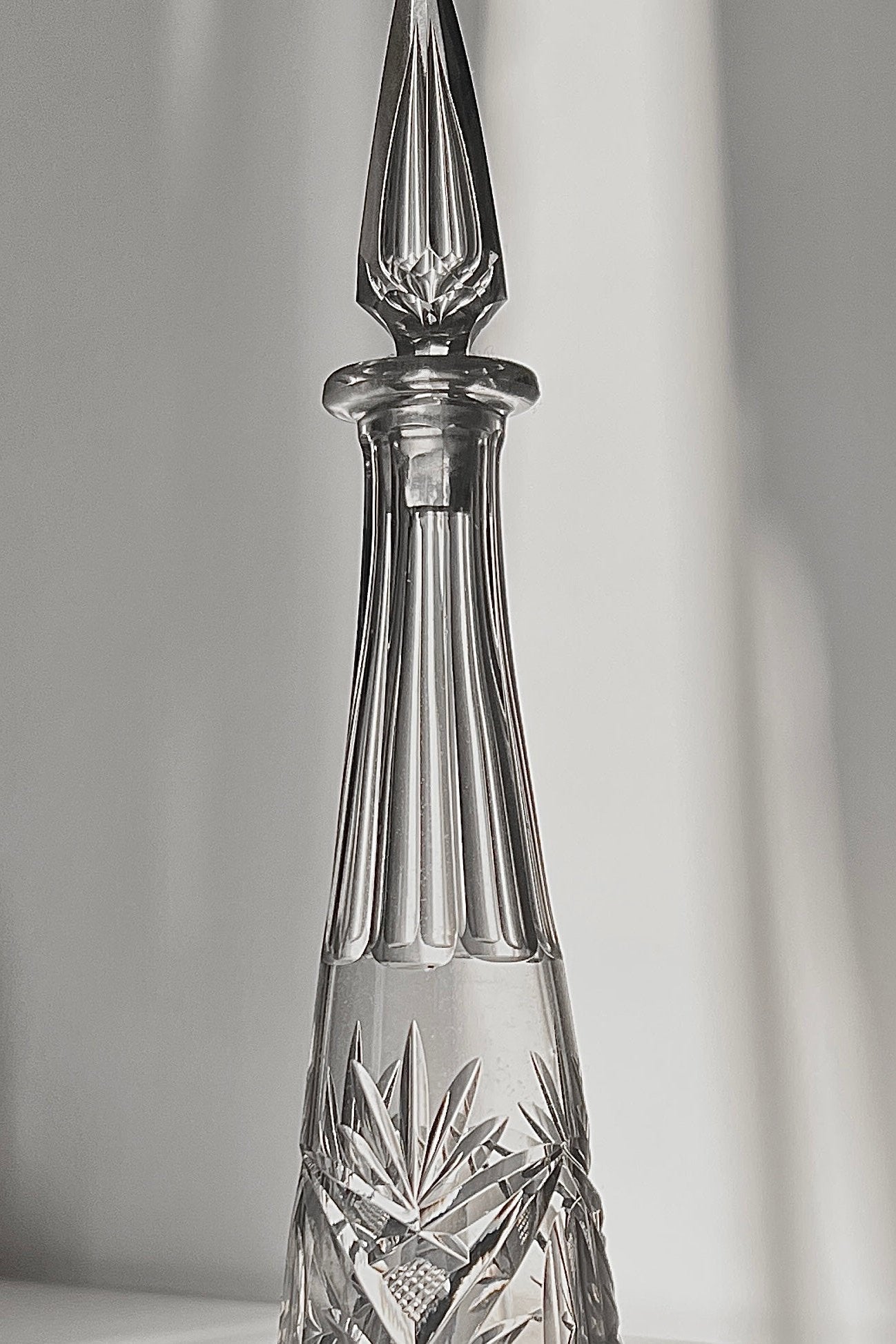 דקנטר שמן זית קריסטל עתיק ויוקרתי עם פקק תוצרת צרפת, מצוין לשימוש ככלי הגשה לשמן או בקבוק דקורטיבי לבית, כלי שמן זית קריסטל וינטג׳ הינו פריט אספנות נדיר משנות ה -50 צרפת עם עיטורים חרוטים עבודת יד, מושלמת לעיצוב בית ופריט נוי דקורטיבי מהמם,עיצוב לבית מושלם עם סטייל,מוצרי הום סטיילינג וינטג׳,מבחר מוצרי וינטג׳ לבית,מושלמת לעיצוב בית ופריט נוי דקורטיבי מהמם,,אקססוריז לבית יוקרתי,דברים יפים לבית,פריטי וינטאג למטבח,כלי בית וינטג׳,עיצוב בית יוקרתי,חנות עיצוב לבית,כלי בית מיוחדים ומעוצבים,אקססוריז יפים ומיוחדים לב