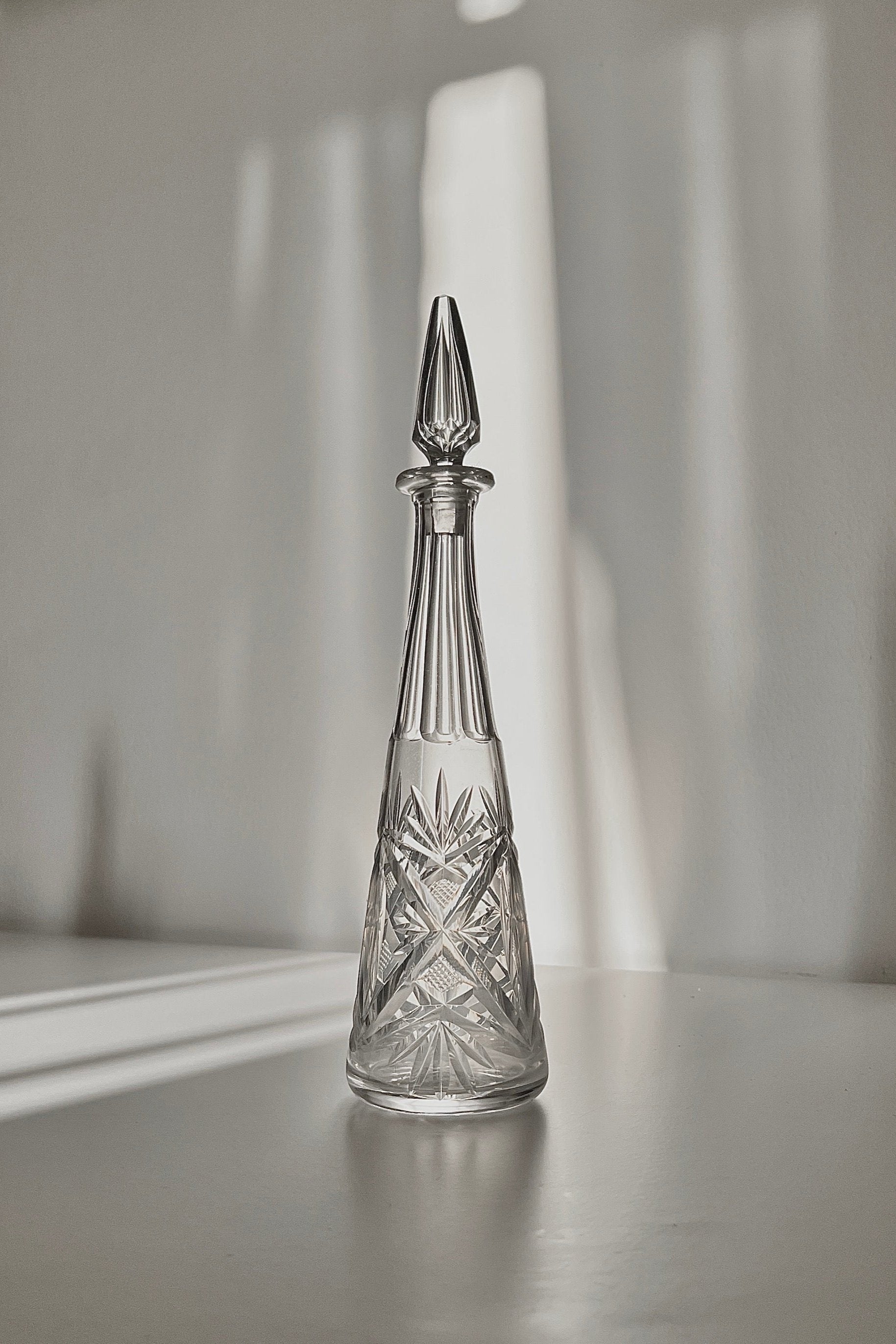 דקנטר שמן זית קריסטל עתיק ויוקרתי עם פקק תוצרת צרפת, מצוין לשימוש ככלי הגשה לשמן או בקבוק דקורטיבי לבית, כלי שמן זית קריסטל וינטג׳ הינו פריט אספנות נדיר משנות ה -50 צרפת עם עיטורים חרוטים עבודת יד, מושלמת לעיצוב בית ופריט נוי דקורטיבי מהמם,עיצוב לבית מושלם עם סטייל,מוצרי הום סטיילינג וינטג׳,מבחר מוצרי וינטג׳ לבית,מושלמת לעיצוב בית ופריט נוי דקורטיבי מהמם,,אקססוריז לבית יוקרתי,דברים יפים לבית,פריטי וינטאג למטבח,כלי בית וינטג׳,עיצוב בית יוקרתי,חנות עיצוב לבית,כלי בית מיוחדים ומעוצבים,אקססוריז יפים ומיוחדים לב