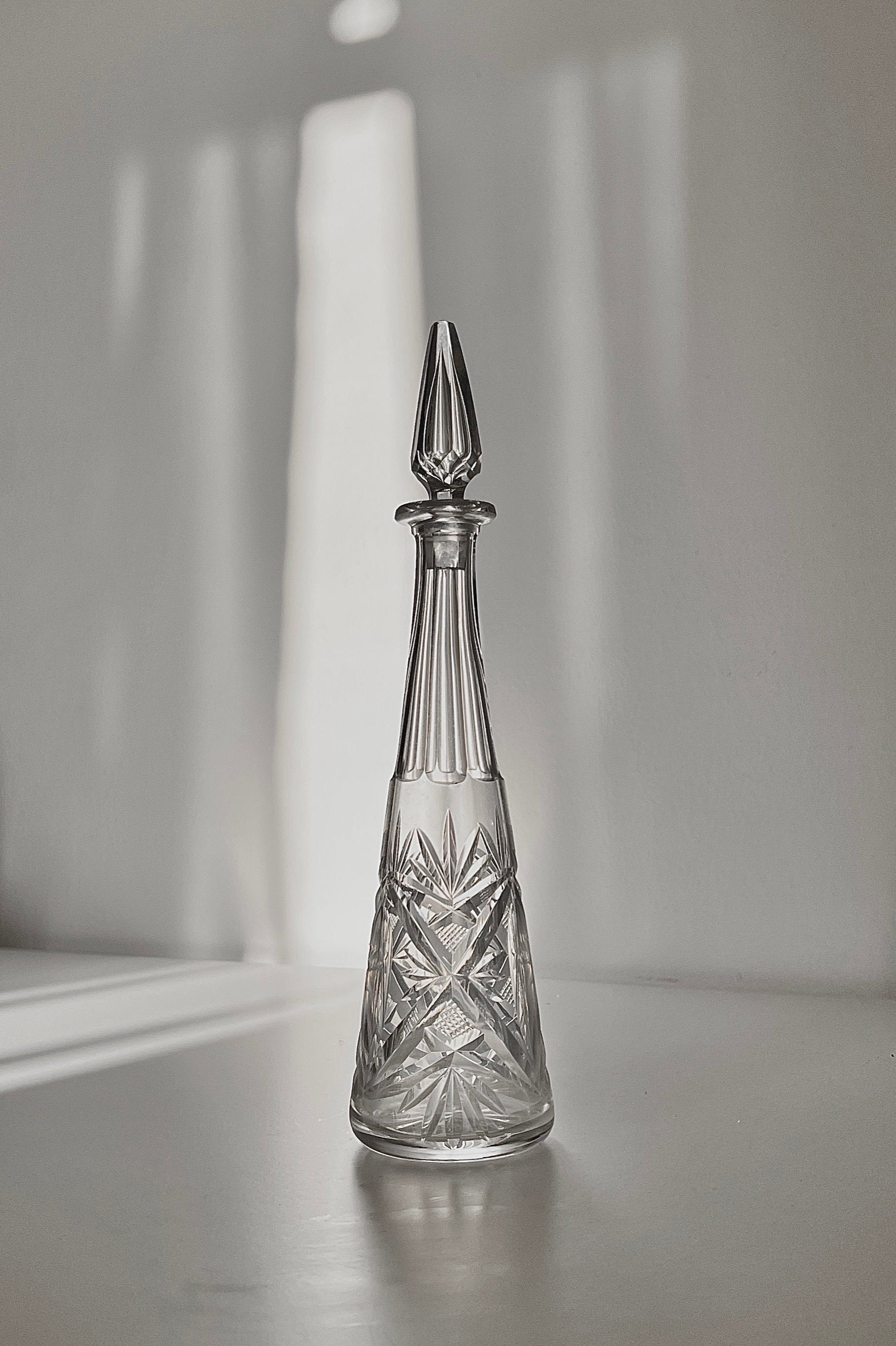 דקנטר שמן זית קריסטל עתיק ויוקרתי עם פקק תוצרת צרפת, מצוין לשימוש ככלי הגשה לשמן או בקבוק דקורטיבי לבית, כלי שמן זית קריסטל וינטג׳ הינו פריט אספנות נדיר משנות ה -50 צרפת עם עיטורים חרוטים עבודת יד, מושלמת לעיצוב בית ופריט נוי דקורטיבי מהמם,עיצוב לבית מושלם עם סטייל,מוצרי הום סטיילינג וינטג׳,מבחר מוצרי וינטג׳ לבית,מושלמת לעיצוב בית ופריט נוי דקורטיבי מהמם,,אקססוריז לבית יוקרתי,דברים יפים לבית,פריטי וינטאג למטבח,כלי בית וינטג׳,עיצוב בית יוקרתי,חנות עיצוב לבית,כלי בית מיוחדים ומעוצבים,אקססוריז יפים ומיוחדים לב