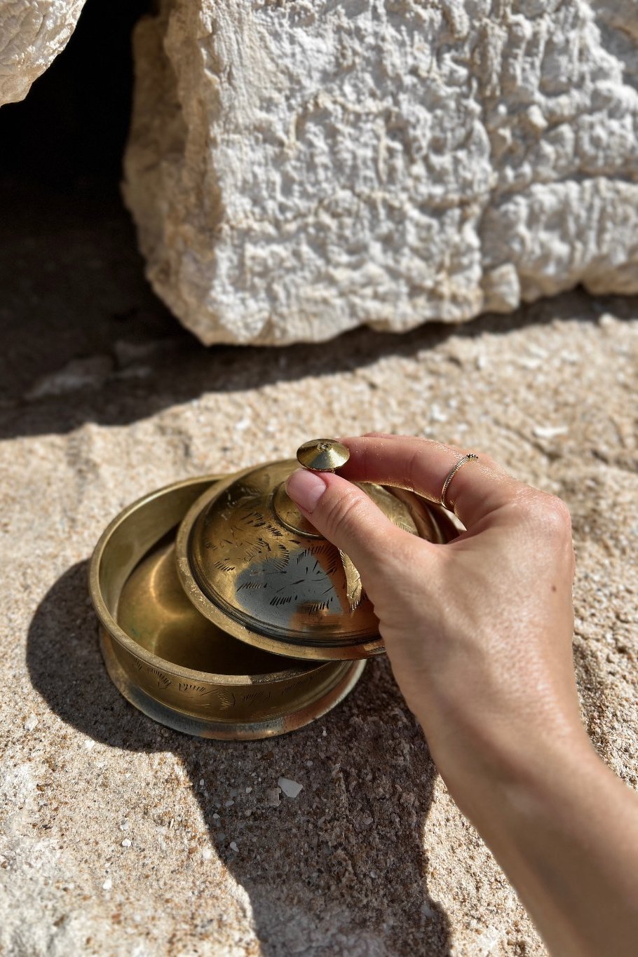 קופסת תכשיטים עתיקה נחושת פליז עם עיטורים חרוטים עבודת יד, קופסת תכשיטים וינטג' עגולה פריט אספנות ייחודי ומקסים, עשויה נחושת פליז תוצרת הודו, חפצי נוי וינטג׳ למטבח, אקססוריז וינטג׳ ו עתיקות לבית, אקססוריז למטבח, חנויות עיצוב הבית, הום סטיילינג וינטג׳ ואוסף עתיקות