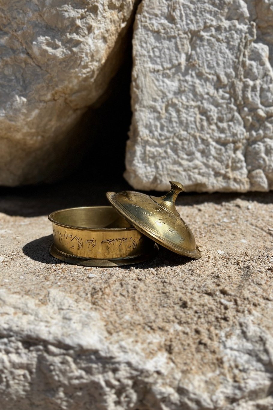 קופסת תכשיטים עתיקה נחושת פליז עם עיטורים חרוטים עבודת יד, קופסת תכשיטים וינטג' עגולה פריט אספנות ייחודי ומקסים, עשויה נחושת פליז תוצרת הודו, חפצי נוי וינטג׳ למטבח, אקססוריז וינטג׳ ו עתיקות לבית, אקססוריז למטבח, חנויות עיצוב הבית, הום סטיילינג וינטג׳ ואוסף עתיקות