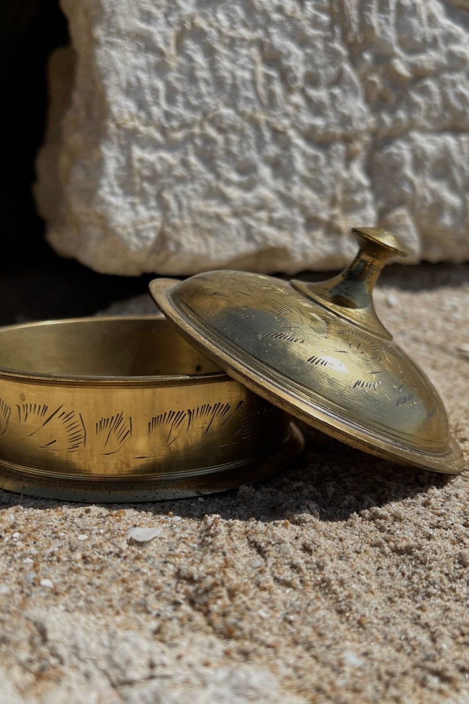 קופסת תכשיטים עתיקה נחושת פליז עם עיטורים חרוטים עבודת יד, קופסת תכשיטים וינטג' עגולה פריט אספנות ייחודי ומקסים, עשויה נחושת פליז תוצרת הודו, חפצי נוי וינטג׳ למטבח, אקססוריז וינטג׳ ו עתיקות לבית, אקססוריז למטבח, חנויות עיצוב הבית, הום סטיילינג וינטג׳ ואוסף עתיקות