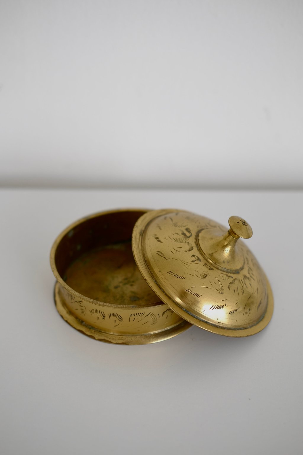 קופסת תכשיטים עתיקה נחושת פליז עם עיטורים חרוטים עבודת יד, קופסת תכשיטים וינטג' עגולה פריט אספנות ייחודי ומקסים, עשויה נחושת פליז תוצרת הודו, חפצי נוי וינטג׳ למטבח, אקססוריז וינטג׳ ו עתיקות לבית, אקססוריז למטבח, חנויות עיצוב הבית, הום סטיילינג וינטג׳ ואוסף עתיקות