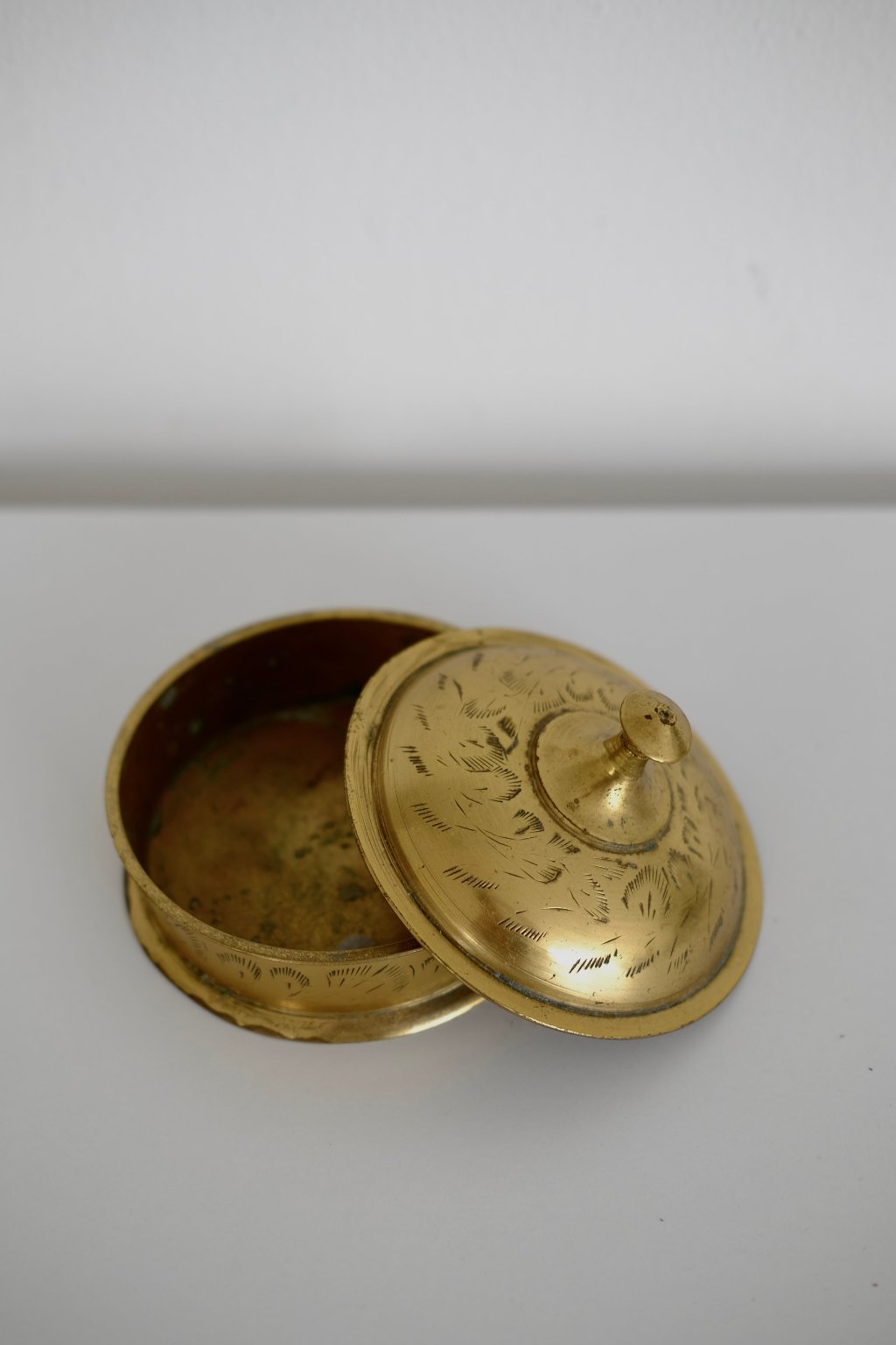 קופסת תכשיטים עתיקה נחושת פליז עם עיטורים חרוטים עבודת יד, קופסת תכשיטים וינטג' עגולה פריט אספנות ייחודי ומקסים, עשויה נחושת פליז תוצרת הודו, חפצי נוי וינטג׳ למטבח, אקססוריז וינטג׳ ו עתיקות לבית, אקססוריז למטבח, חנויות עיצוב הבית, הום סטיילינג וינטג׳ ואוסף עתיקות