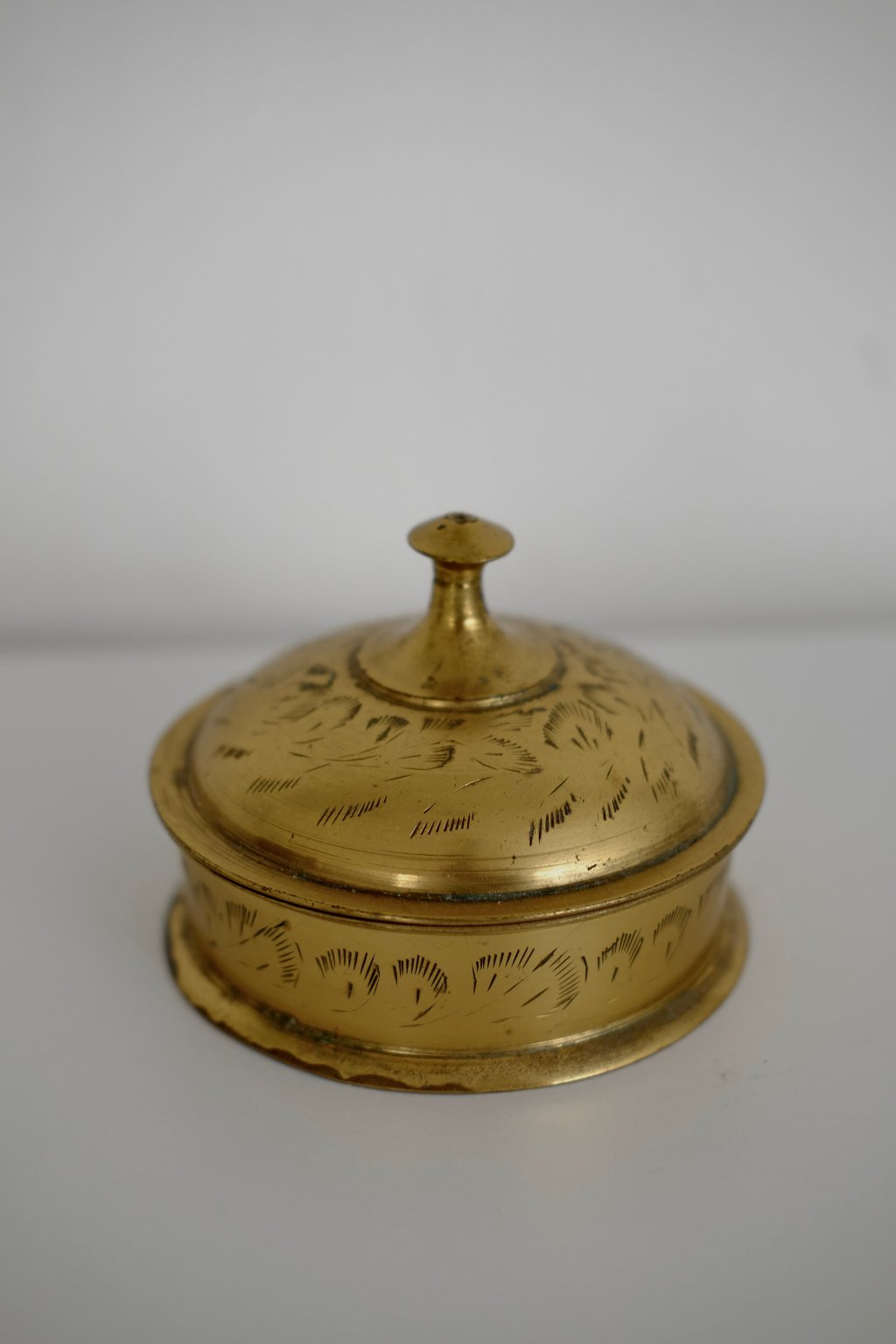 קופסת תכשיטים עתיקה נחושת פליז עם עיטורים חרוטים עבודת יד, קופסת תכשיטים וינטג' עגולה פריט אספנות ייחודי ומקסים, עשויה נחושת פליז תוצרת הודו, חפצי נוי וינטג׳ למטבח, אקססוריז וינטג׳ ו עתיקות לבית, אקססוריז למטבח, חנויות עיצוב הבית, הום סטיילינג וינטג׳ ואוסף עתיקות