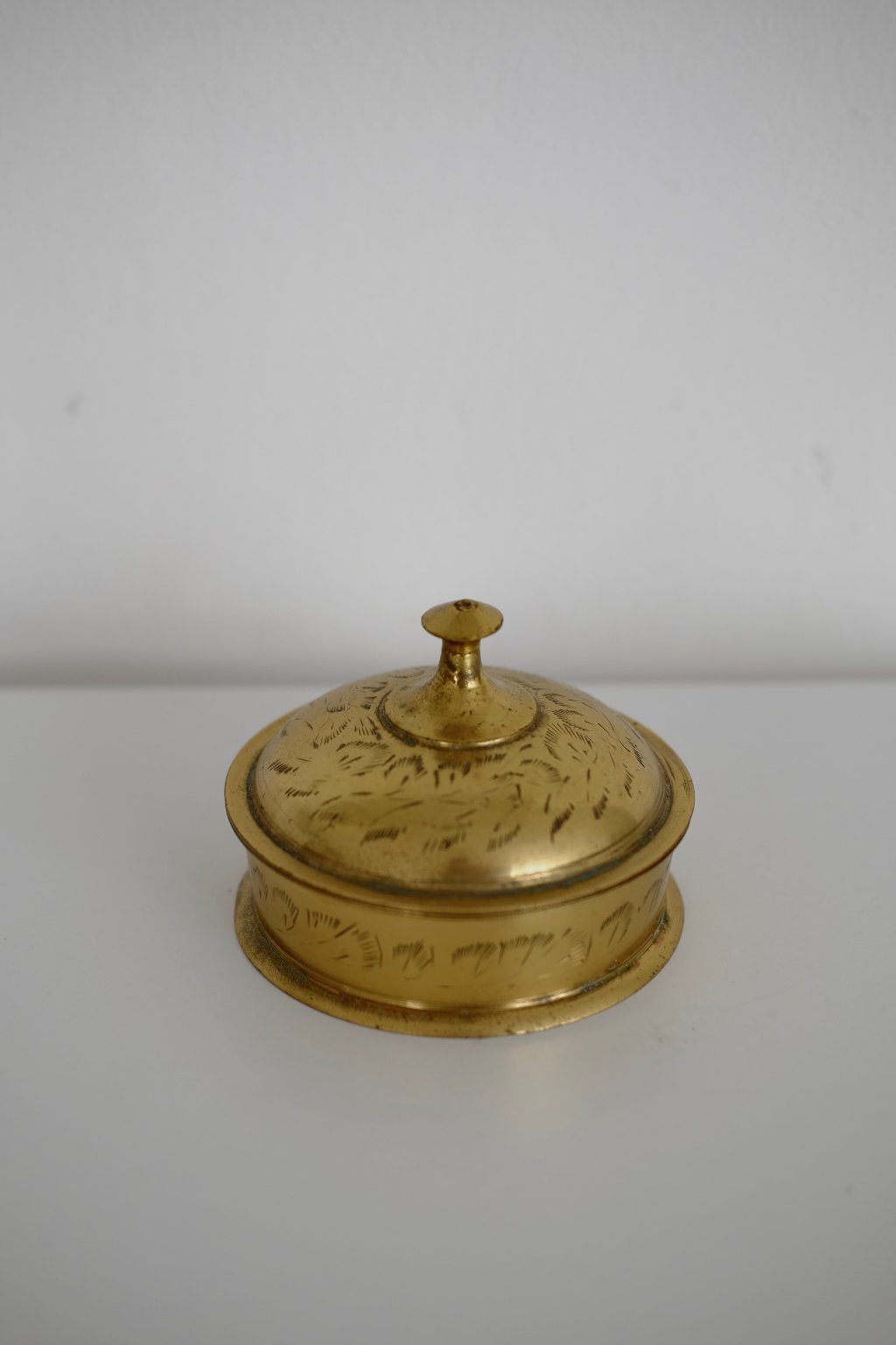 קופסת תכשיטים עתיקה נחושת פליז עם עיטורים חרוטים עבודת יד, קופסת תכשיטים וינטג' עגולה פריט אספנות ייחודי ומקסים, עשויה נחושת פליז תוצרת הודו, חפצי נוי וינטג׳ למטבח, אקססוריז וינטג׳ ו עתיקות לבית, אקססוריז למטבח, חנויות עיצוב הבית, הום סטיילינג וינטג׳ ואוסף עתיקות