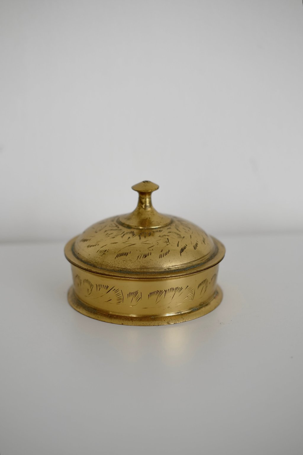 קופסת תכשיטים עתיקה נחושת פליז עם עיטורים חרוטים עבודת יד, קופסת תכשיטים וינטג' עגולה פריט אספנות ייחודי ומקסים, עשויה נחושת פליז תוצרת הודו, חפצי נוי וינטג׳ למטבח, אקססוריז וינטג׳ ו עתיקות לבית, אקססוריז למטבח, חנויות עיצוב הבית, הום סטיילינג וינטג׳ ואוסף עתיקות