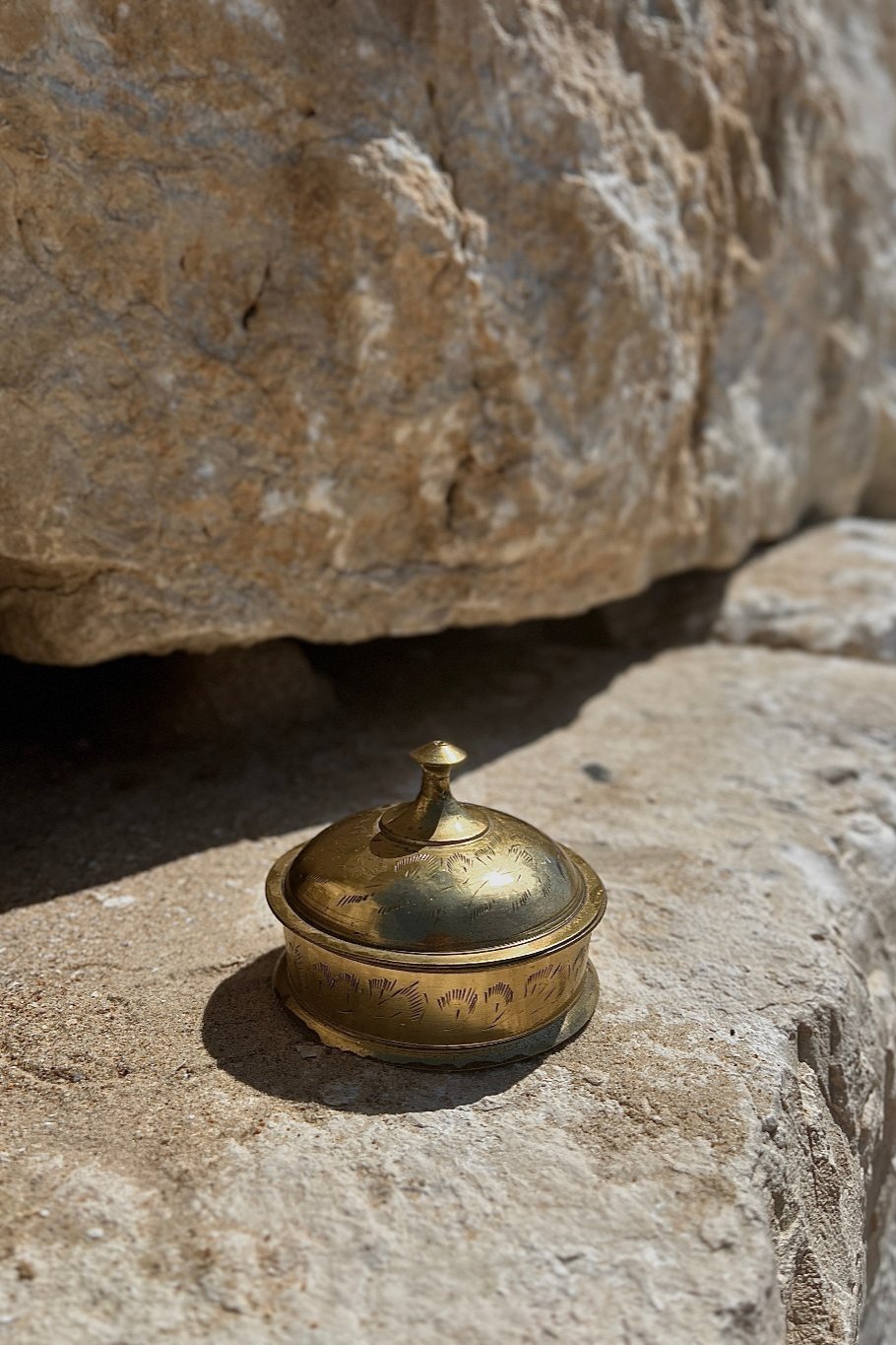 קופסת תכשיטים עתיקה נחושת פליז עם עיטורים חרוטים עבודת יד, קופסת תכשיטים וינטג' עגולה פריט אספנות ייחודי ומקסים, עשויה נחושת פליז תוצרת הודו, חפצי נוי וינטג׳ למטבח, אקססוריז וינטג׳ ו עתיקות לבית, אקססוריז למטבח, חנויות עיצוב הבית, הום סטיילינג וינטג׳ ואוסף עתיקות