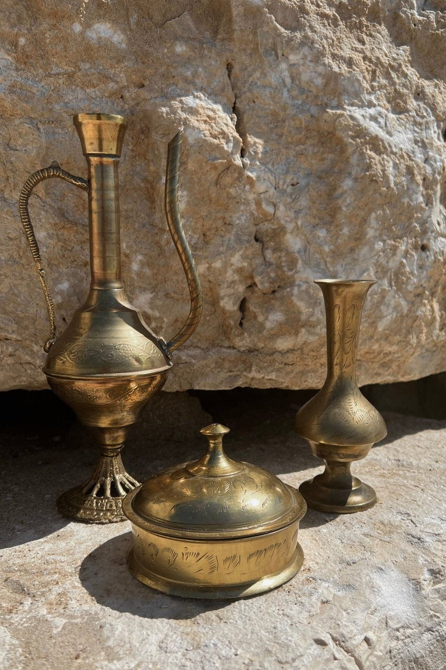 קופסת תכשיטים עתיקה נחושת פליז עם עיטורים חרוטים עבודת יד, קופסת תכשיטים וינטג' עגולה פריט אספנות ייחודי ומקסים, עשויה נחושת פליז תוצרת הודו, חפצי נוי וינטג׳ למטבח, אקססוריז וינטג׳ ו עתיקות לבית, אקססוריז למטבח, חנויות עיצוב הבית, הום סטיילינג וינטג׳ ואוסף עתיקות